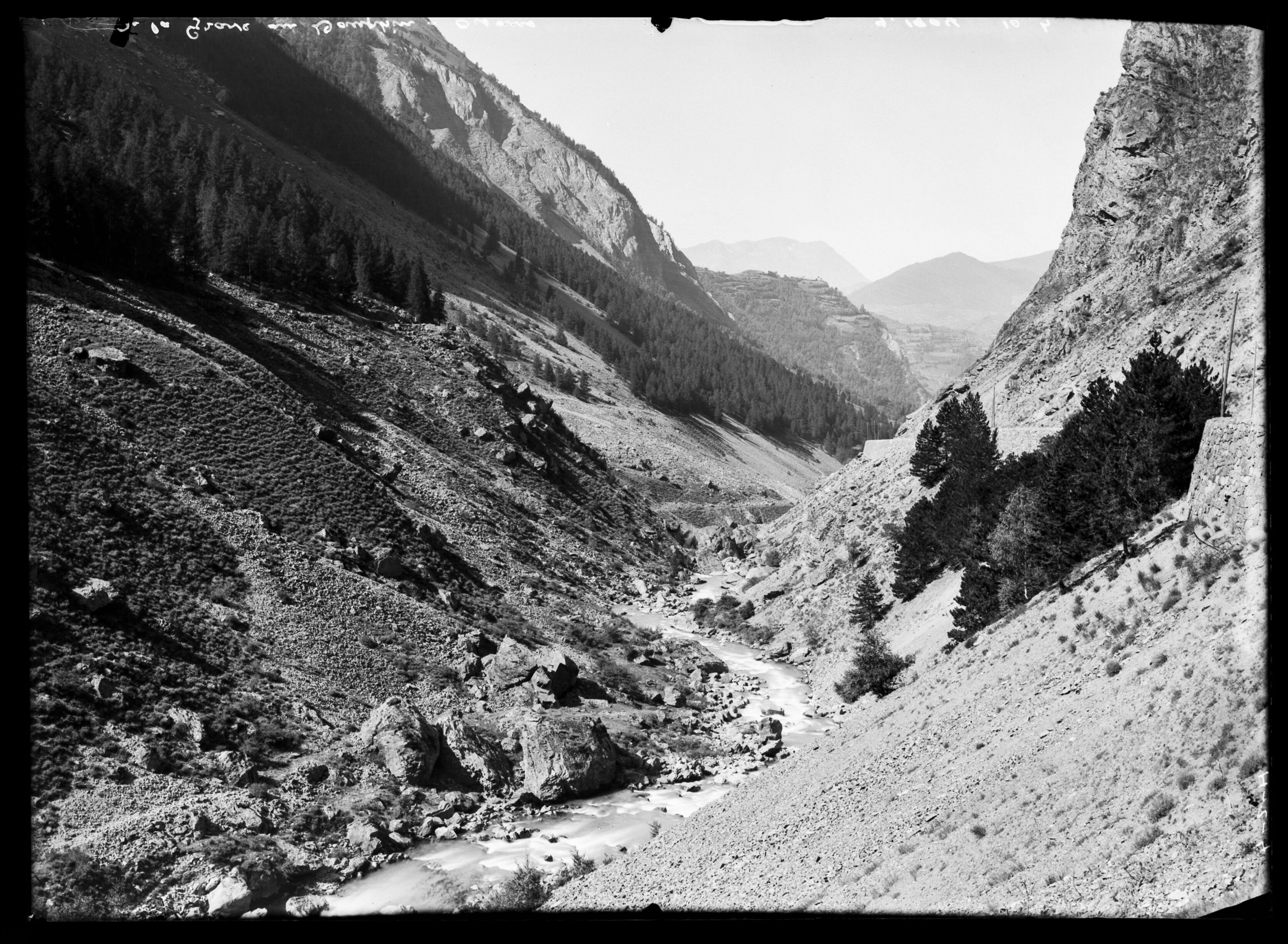 Deuxième cliché de la Rampe des Commères sur la route de La Grave, pris par Émile Duchemin entre 1890 et 1914. Cette pho