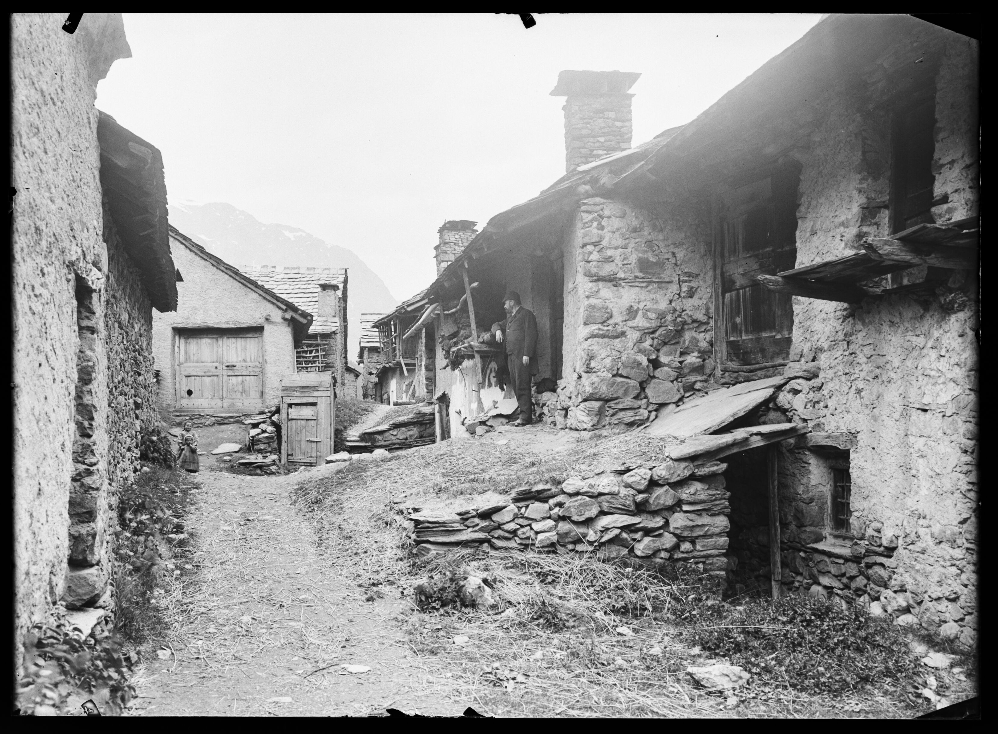 Image de la rue aux Fréaux sur la route de La Grave, capturée par Émile Duchemin entre 1890 et 1914. Cette photographie 