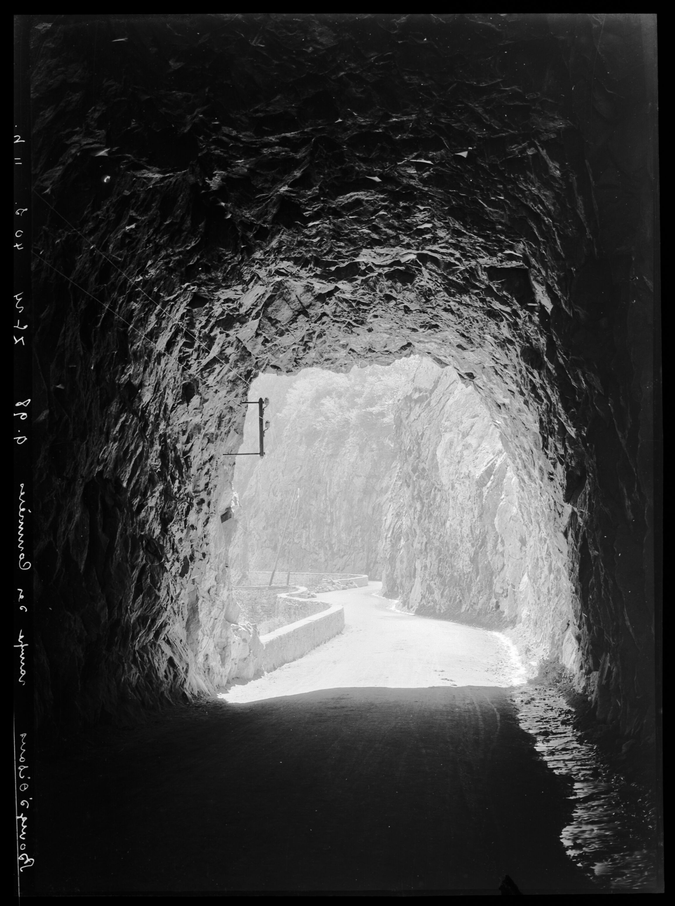 Photographie du tunnel de la Rampe des Commères sur la route de La Grave, capturée par Émile Duchemin entre 1890 et 1914