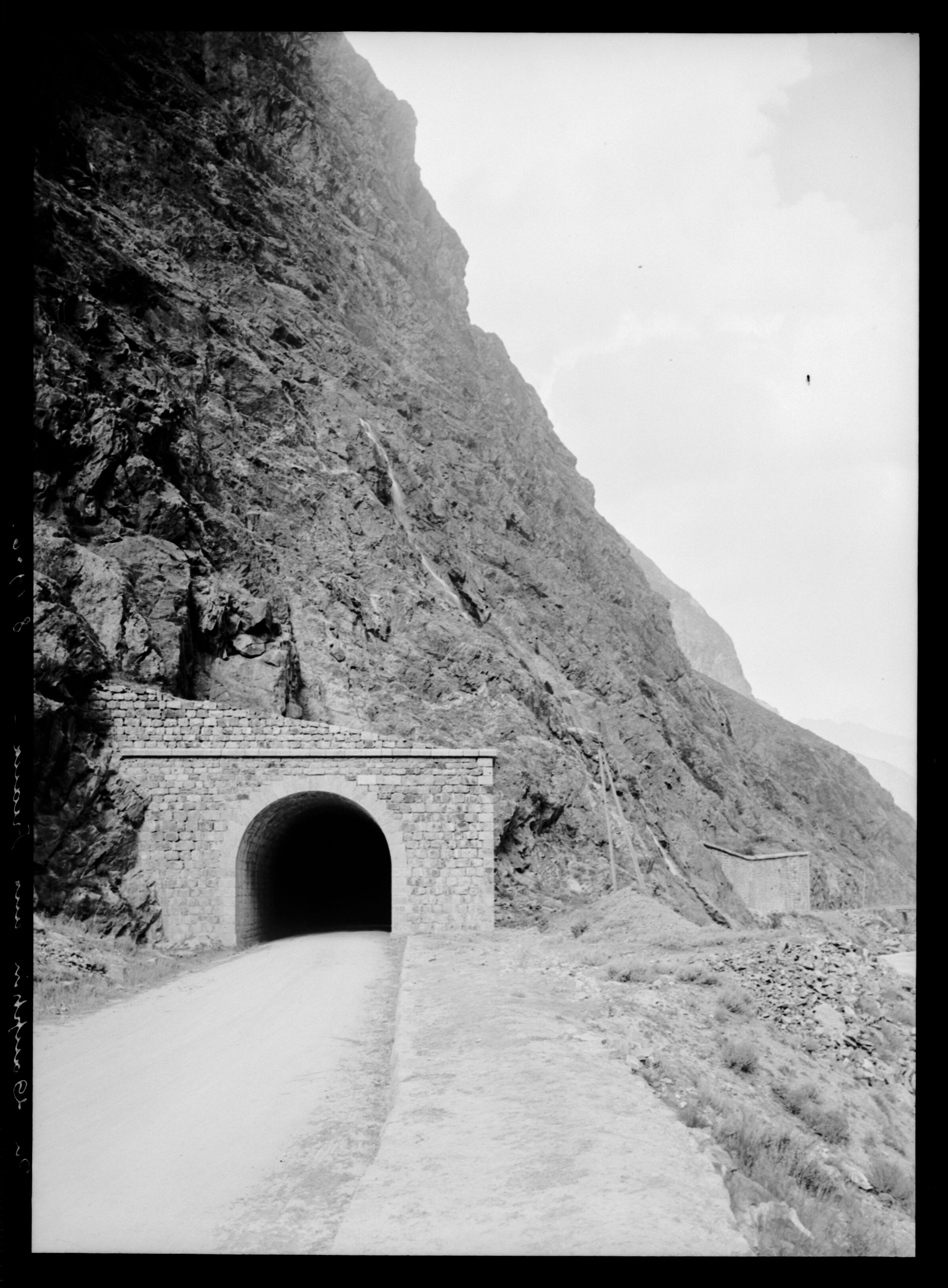 Photographie du tunnel du Dauphin sur la route de La Grave, prise par Émile Duchemin entre 1890 et 1914.