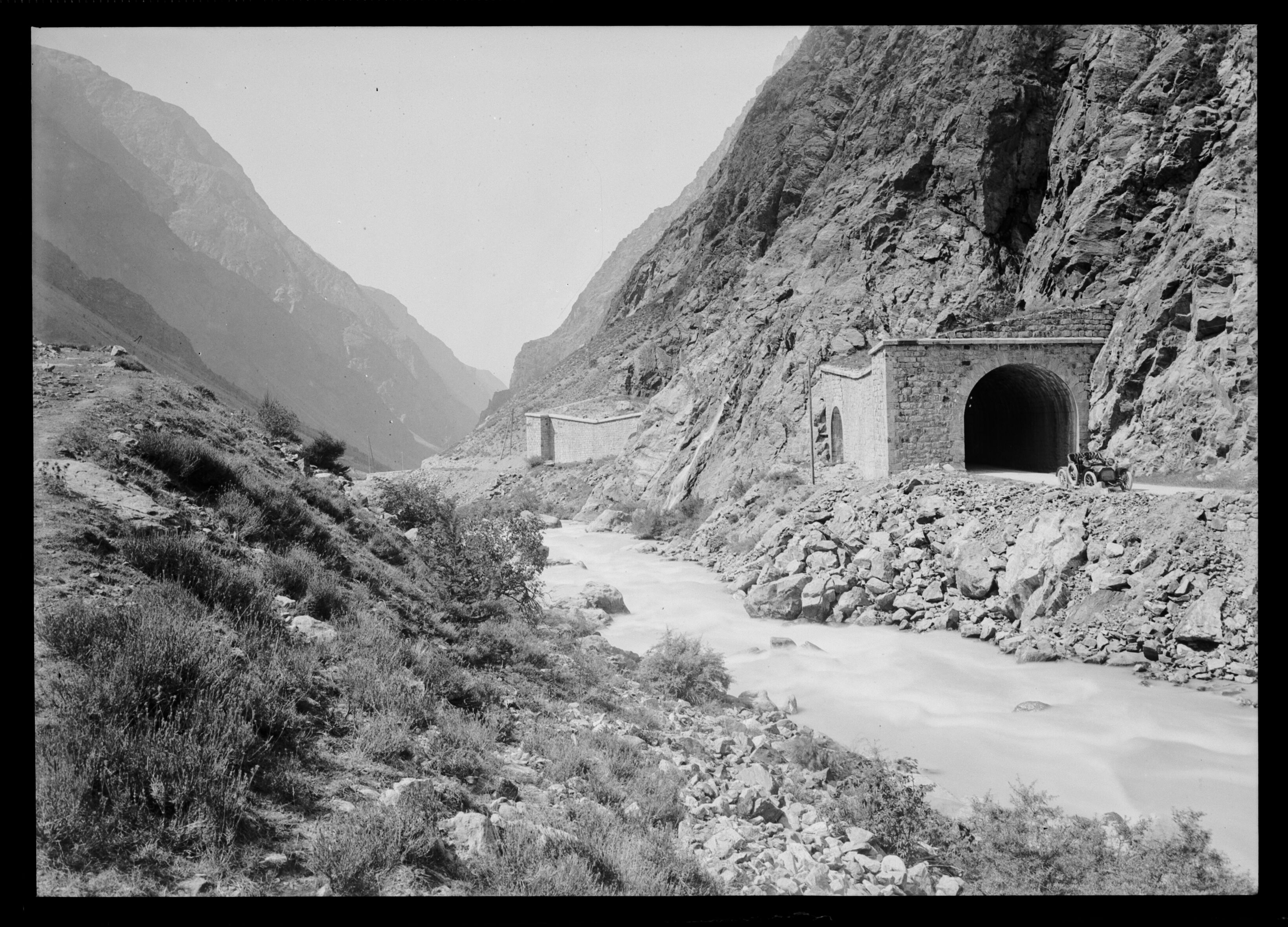 Autre vue du tunnel du Dauphin sur la route de La Grave, photographiée par Émile Duchemin entre 1890 et 1914. Cette imag
