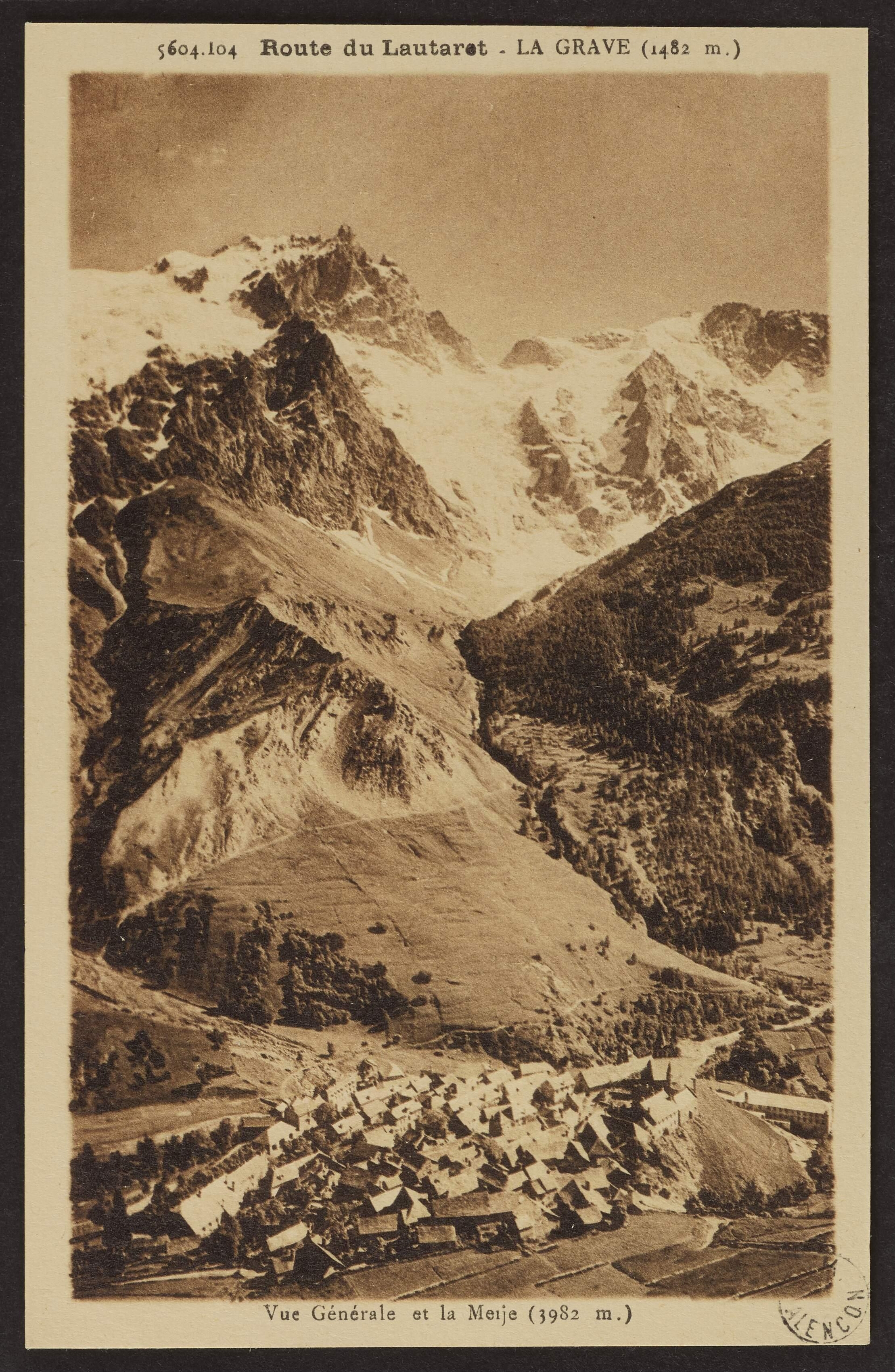 La route du Lautaret offre une perspective sur La Grave, située à 1482 mètres d'altitude, avec la Meije en arrière-plan.