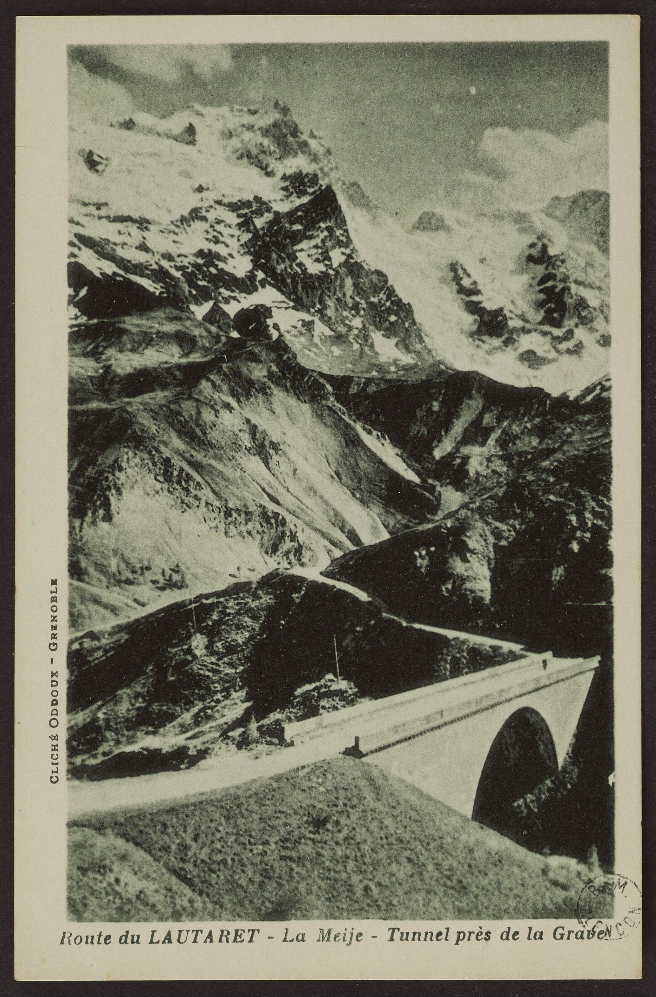 La route du Lautaret et un tunnel près de La Grave, avec la Meije en toile de fond, illustrant l'infrastructure dans un 