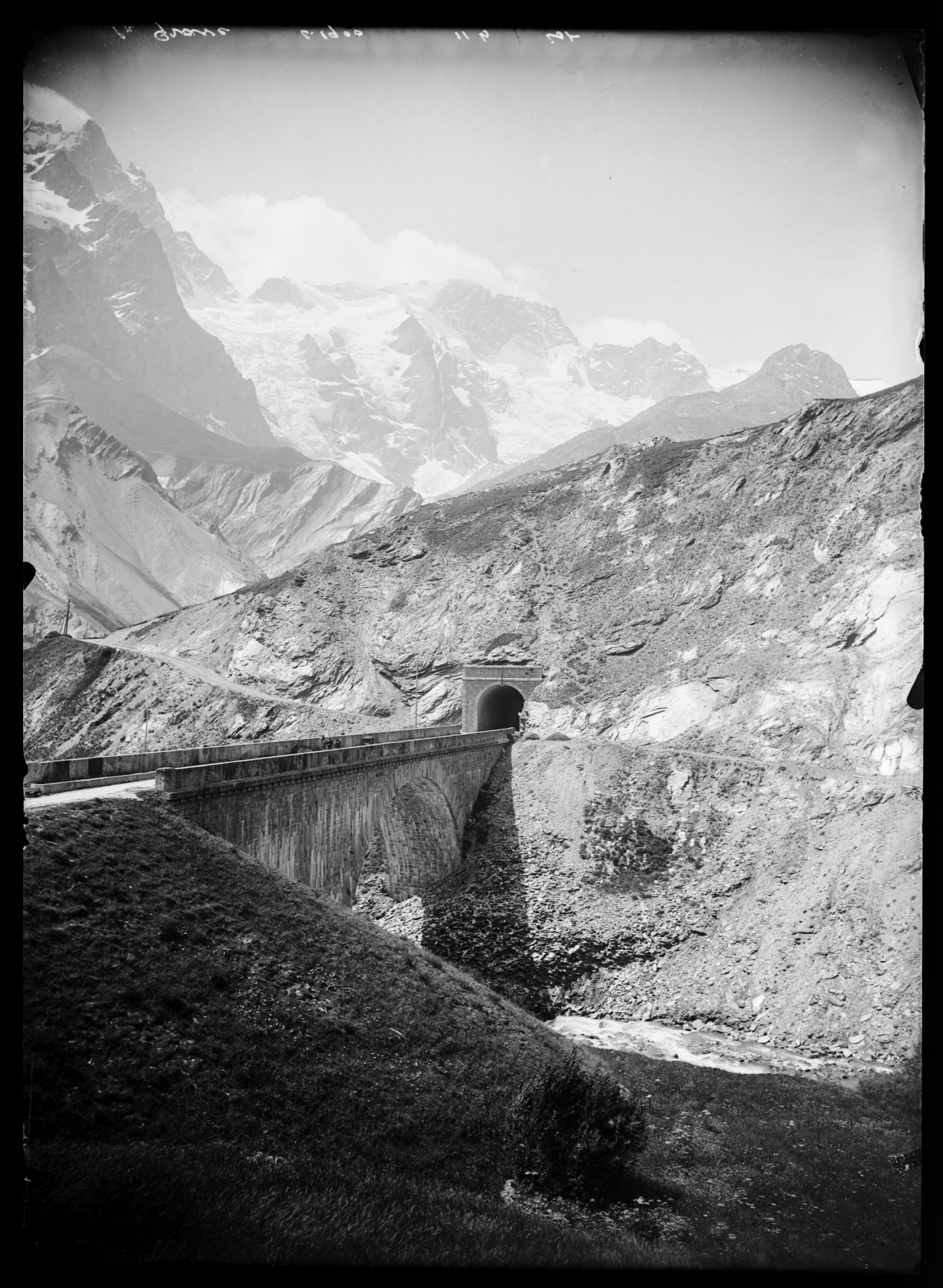 Image du tunnel du Lautaret, capturée par Émile Duchemin entre 1890 et 1914. Cette photographie documente les infrastruc