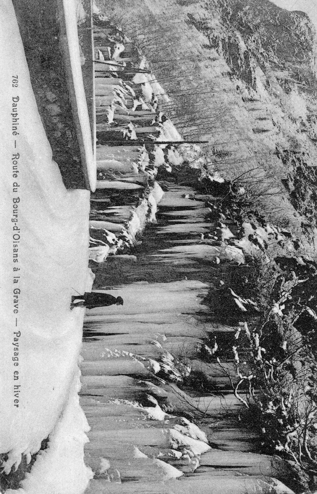 Photo montrant des murs de glace impressionnants le long d'une route en aval de Mizoen, sans date précise.