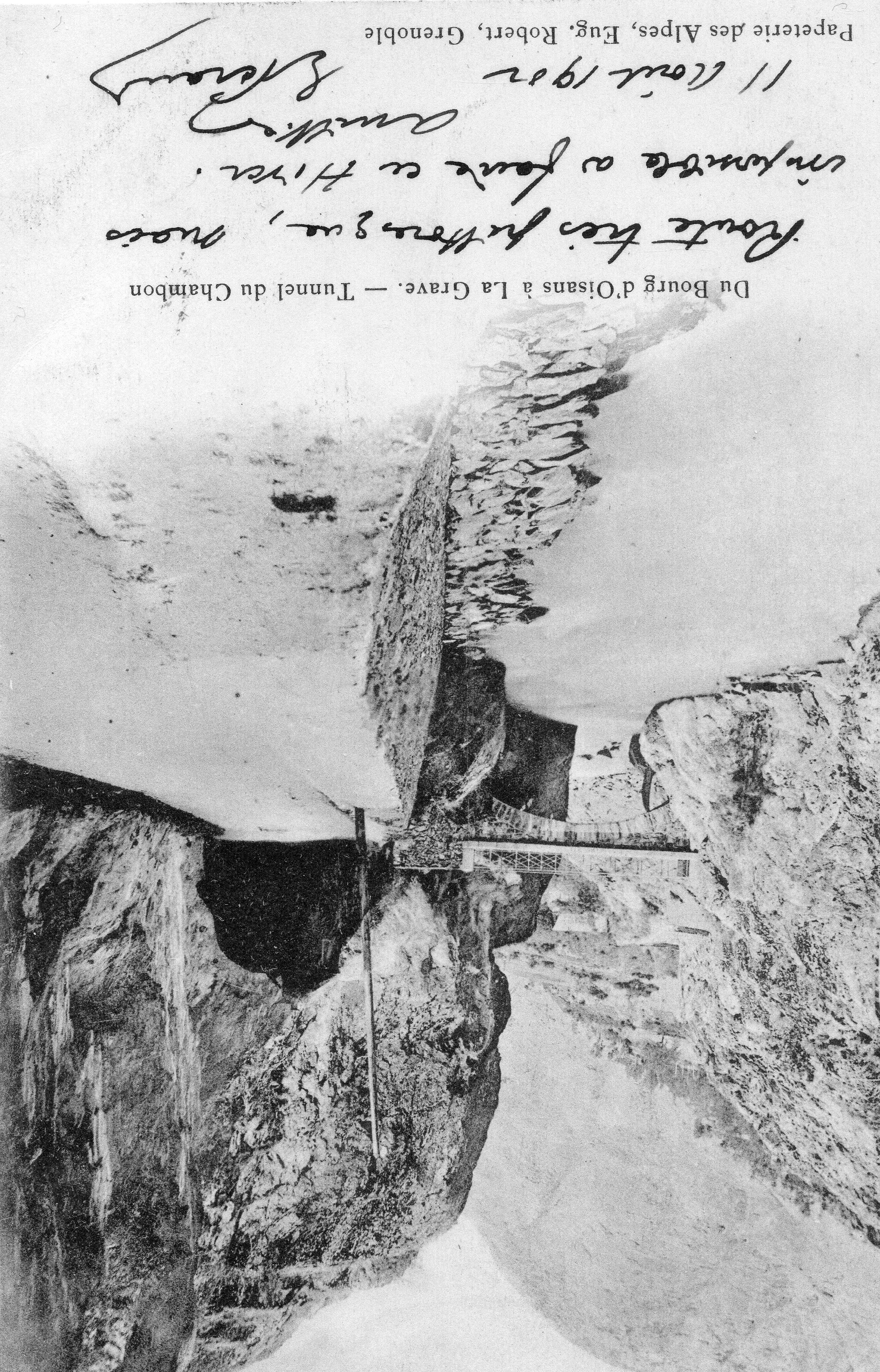 Photo de 1902 montrant le tunnel et le pont du Chambon avant la construction du barrage, avec une route pittoresque mais