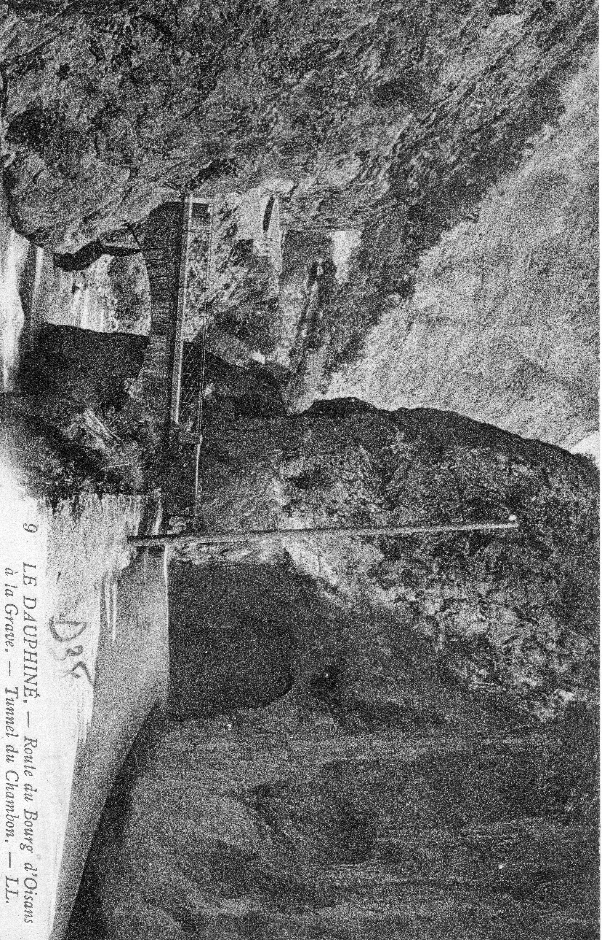 Prise de vue du début du XXe siècle du tunnel et du pont du Chambon, avant la construction du barrage.