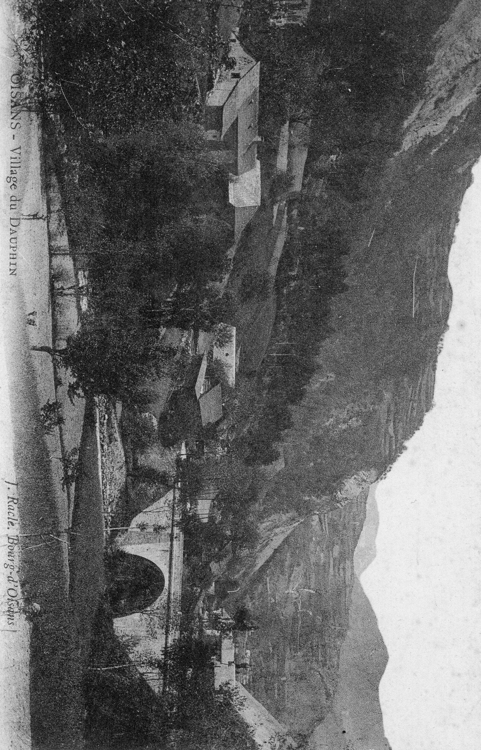 Rare photo du début du XXe siècle du village du Dauphin, aujourd'hui englouti sous les eaux du Chambon, avec un pont enj