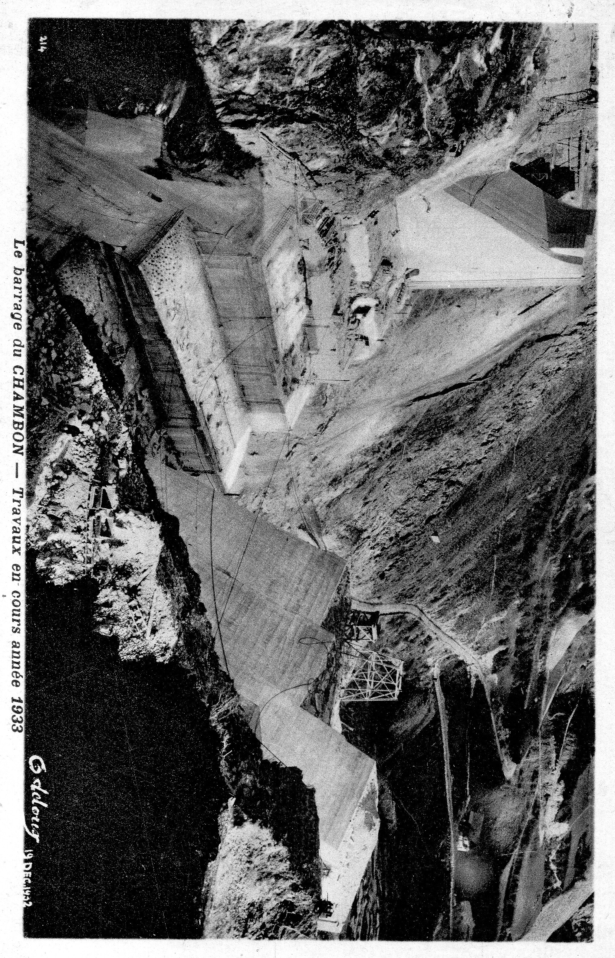 Photo célèbre de 1932 montrant l'impressionnant chantier de construction du barrage du Chambon, avec les marches de béto