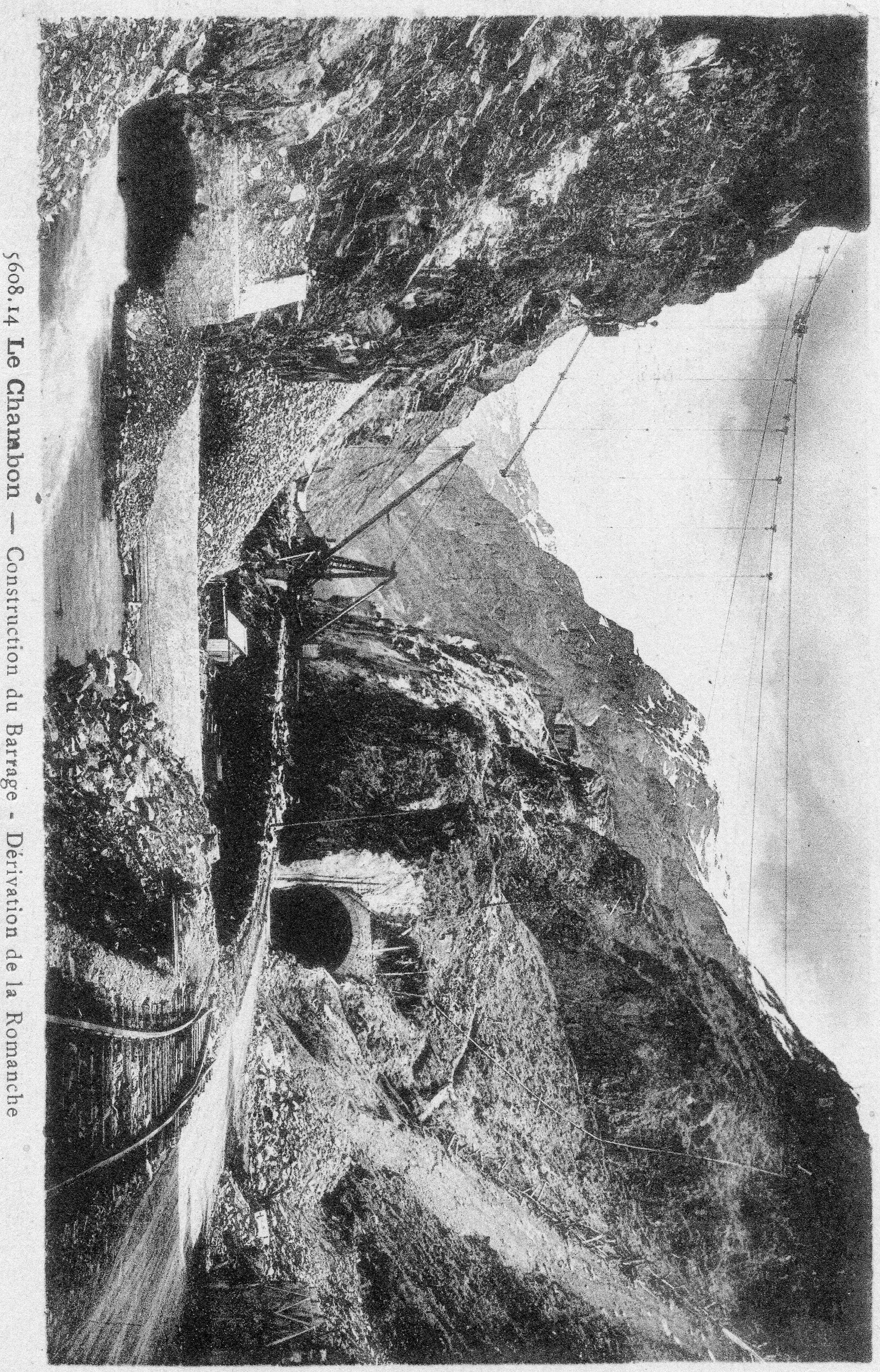 Cette photo, probablement prise vers 1929, montre les premiers stades de la construction du barrage de la Romanche, avec