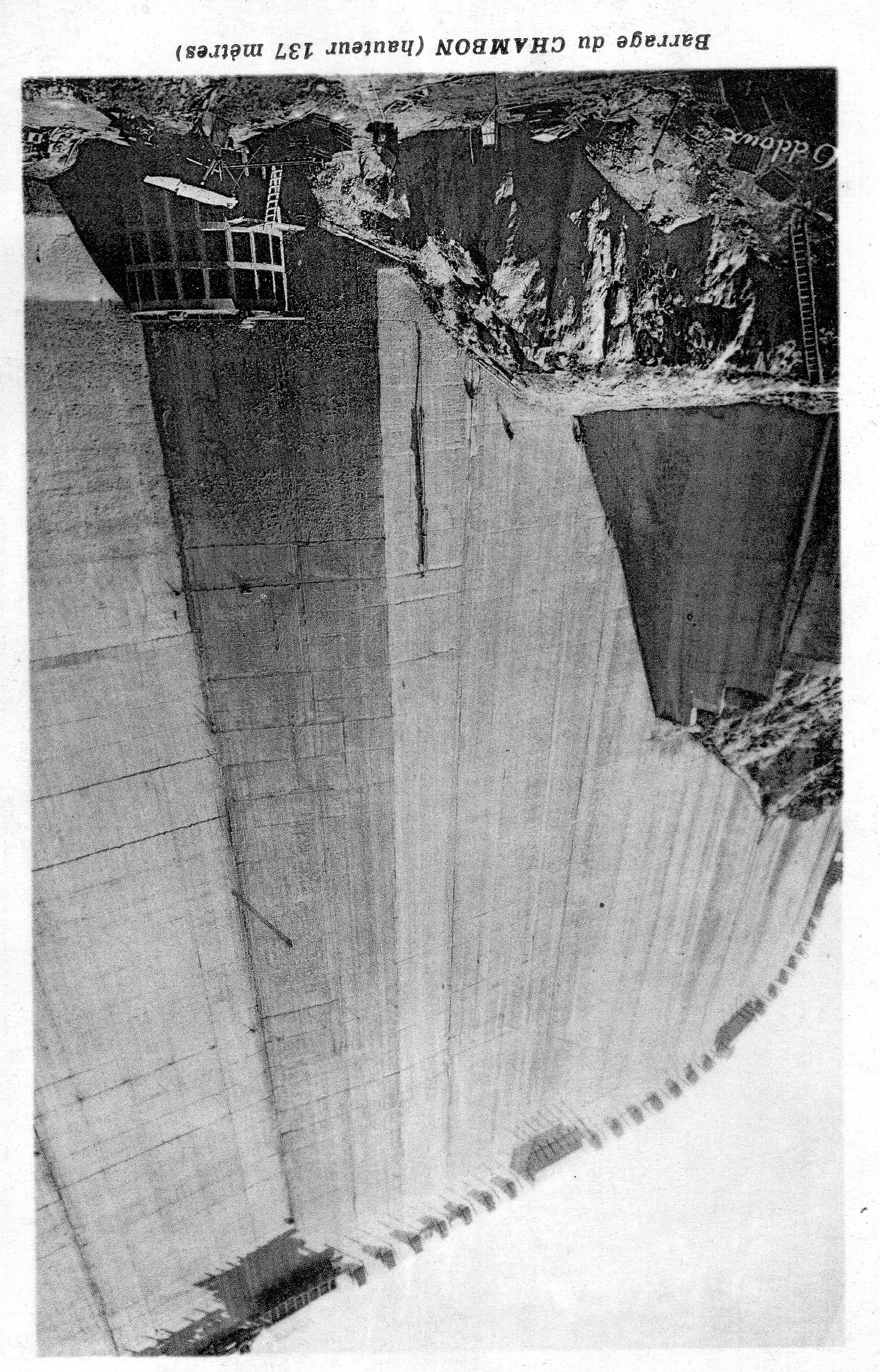 Une vue impressionnante du bas du barrage, montrant ses 137 mètres de hauteur, avant que le lac ne soit rempli.