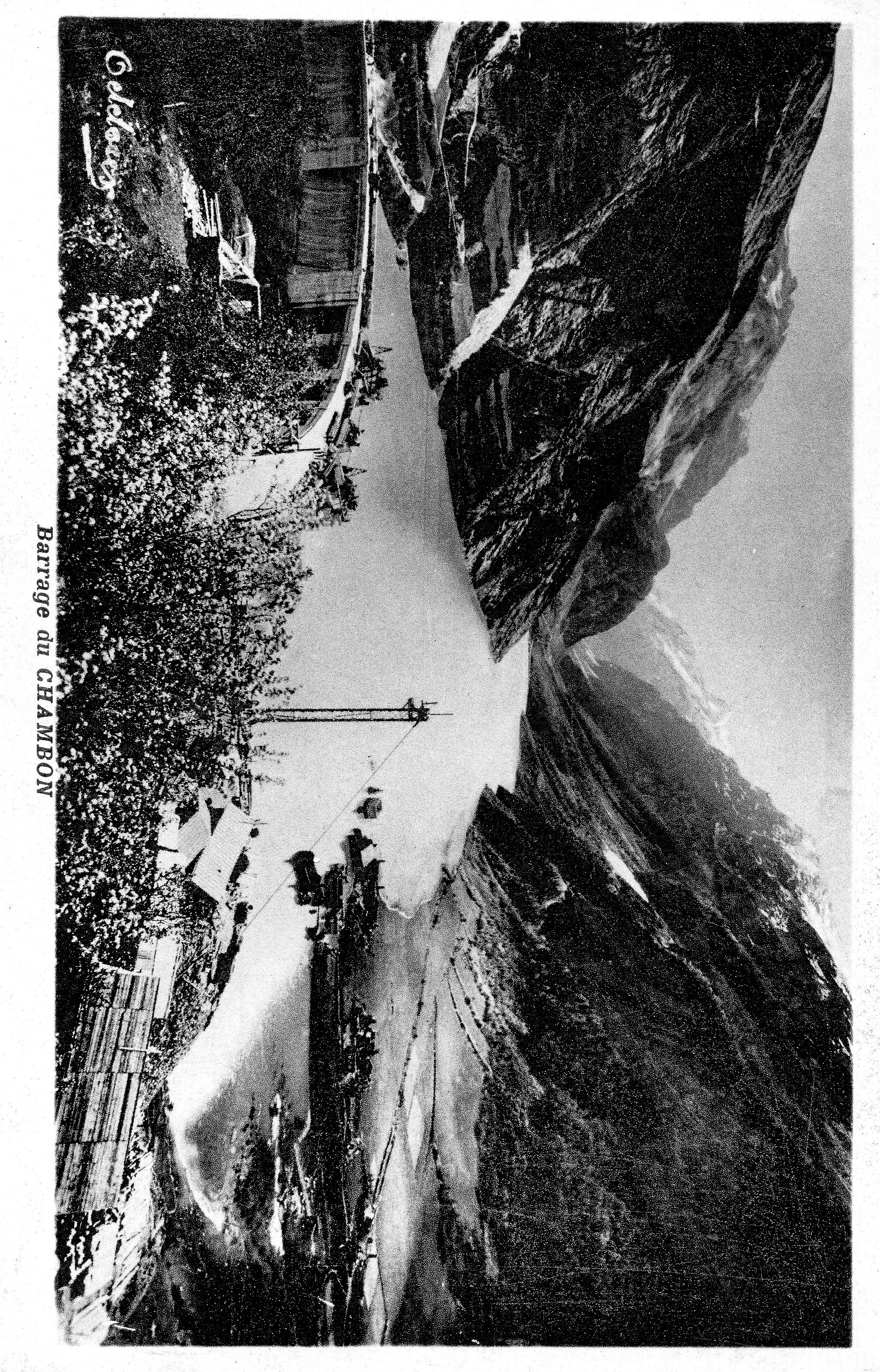 Cette photo, datée du 1er mai 1935, montre le barrage lors de la mise en eau, avec le lac engloutissant la vallée et les