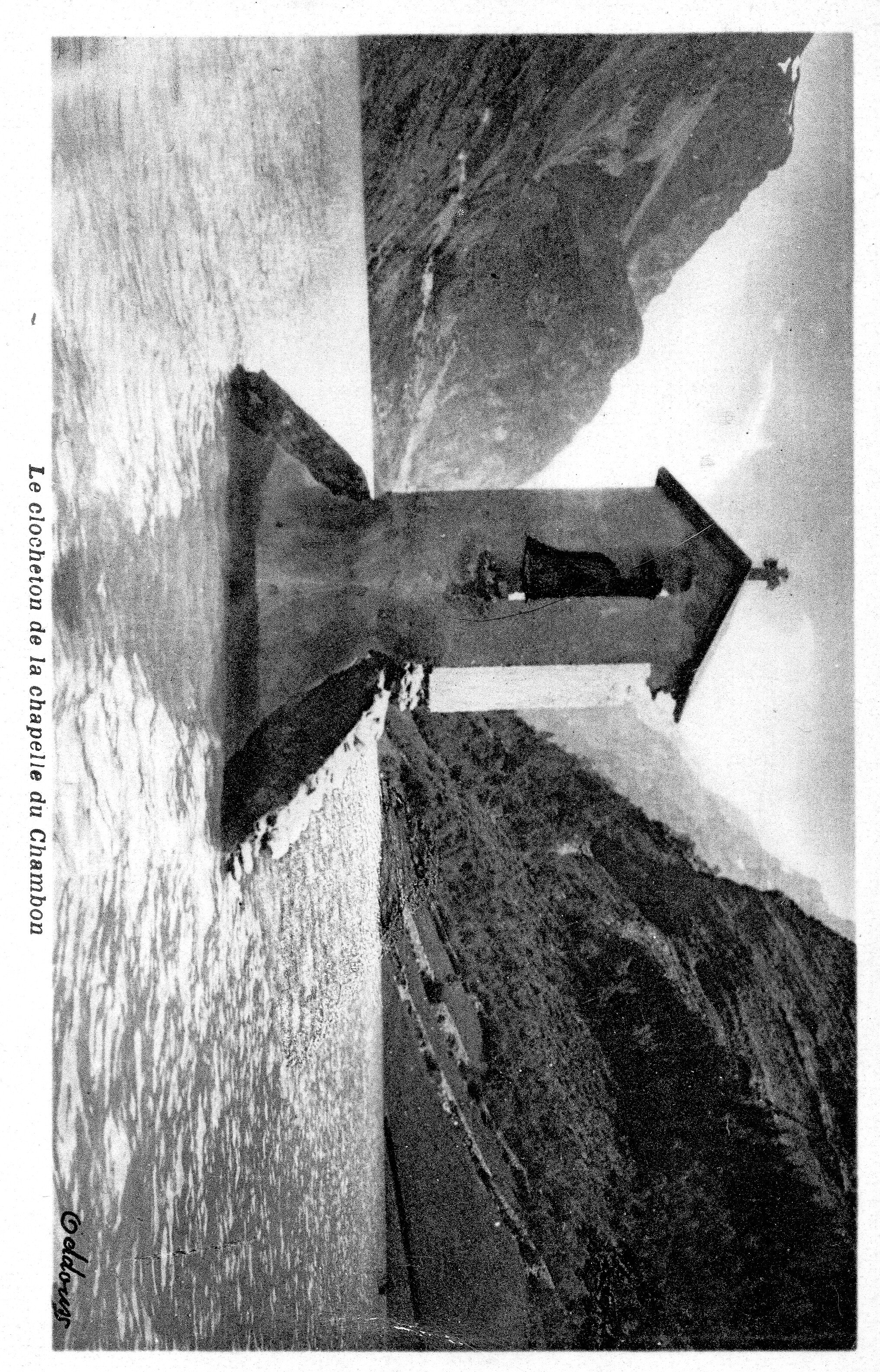Prise le 18 août 1938, cette image touchante montre le clocheton de la chapelle du Chambon, dernier vestige émergeant de
