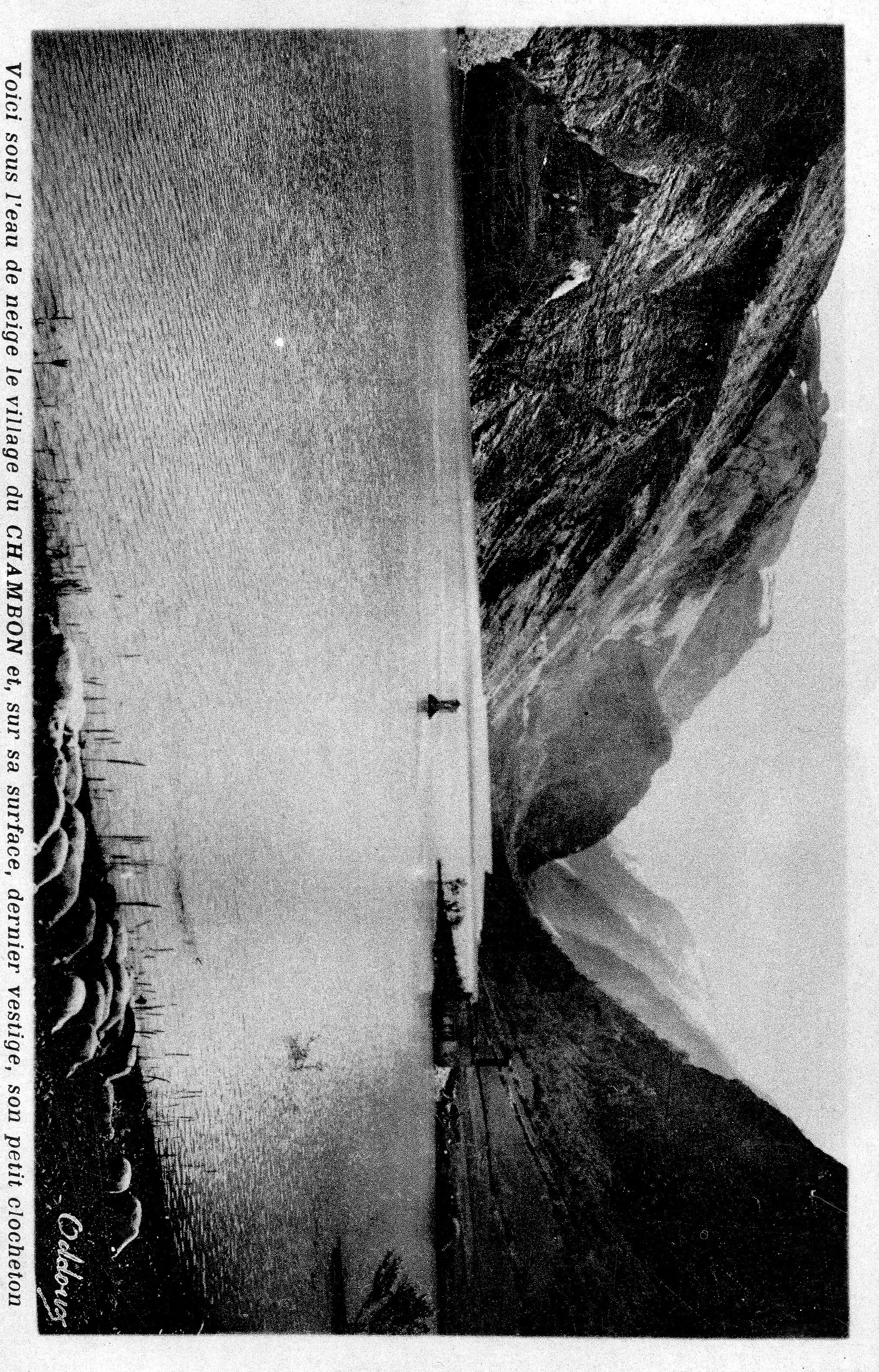 Cette vue éloignée, prise en 1935, montre le clocher de la chapelle du Chambon comme une île au milieu du lac, seul vest
