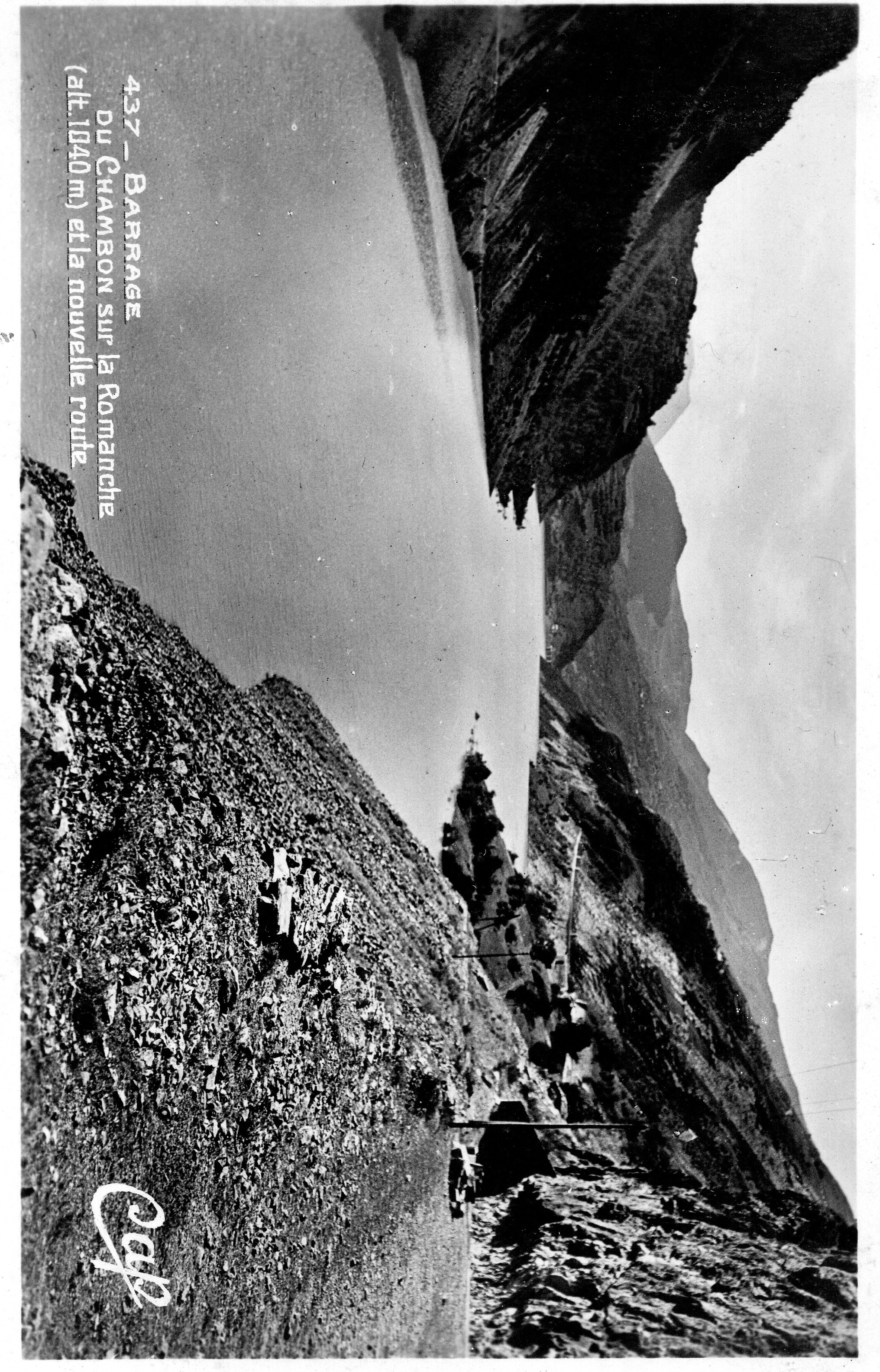 Une vue sur l'étendue du lac du Chambon en 1948, avec en contrebas l'emplacement de l'ancien village du Dauphin, submerg