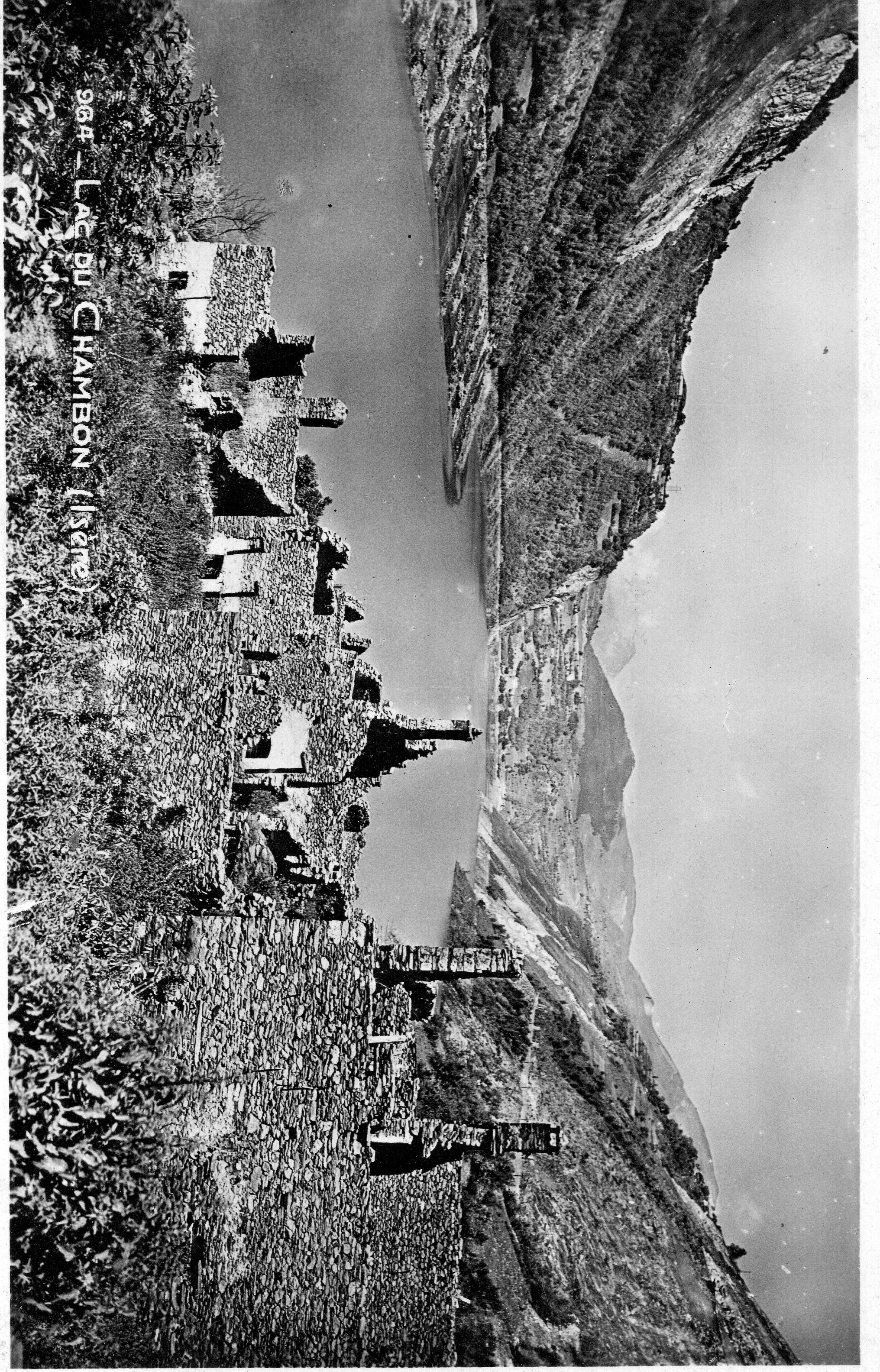 Photo du hameau du Pariset, situé sur la rive droite de la Romanche, prise après 1935, montrant l'état du hameau après s