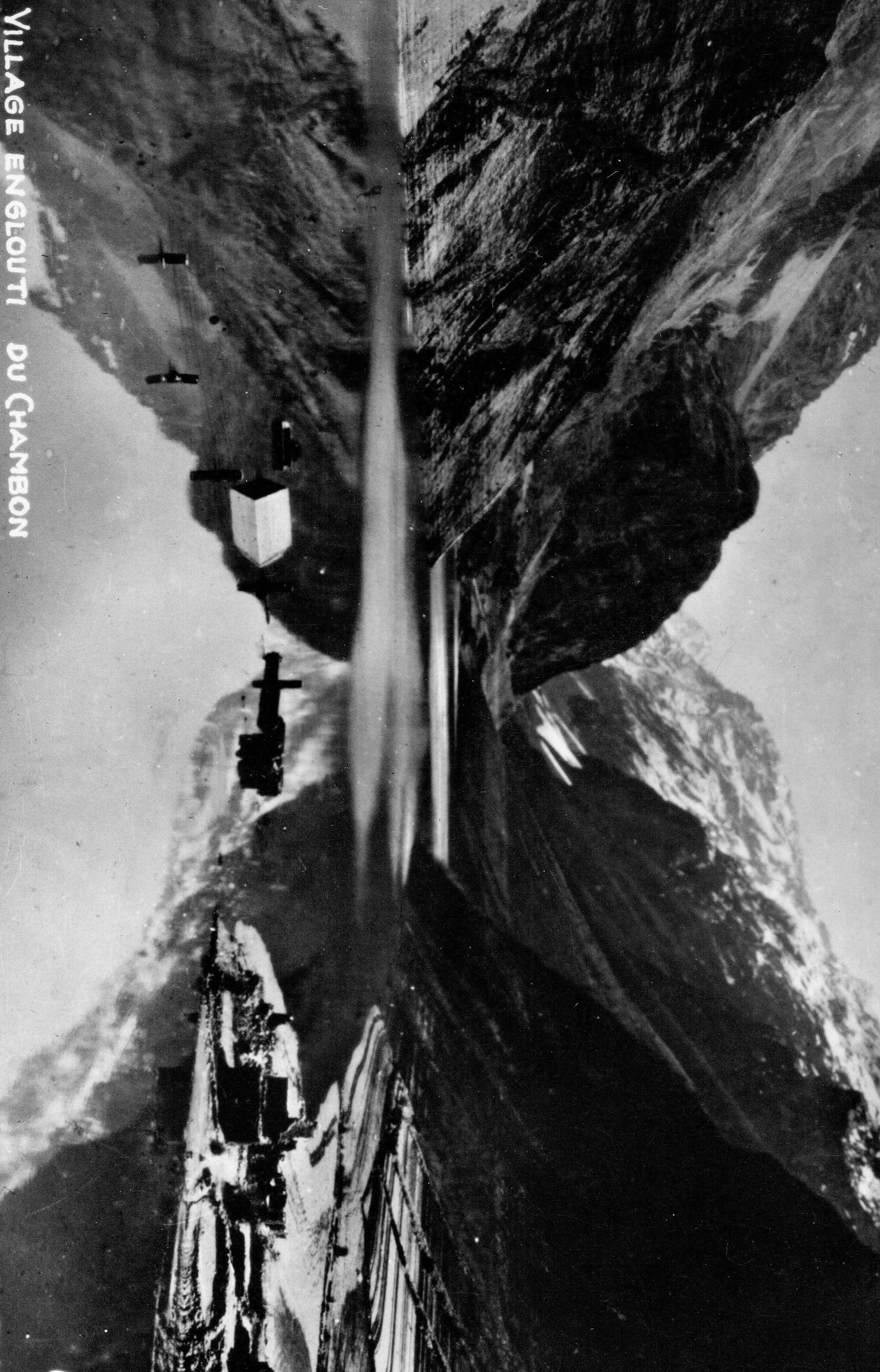 Une image du village du Chambon submergé, recouvert d'une fine pellicule de neige, prise pendant ou après 1935.