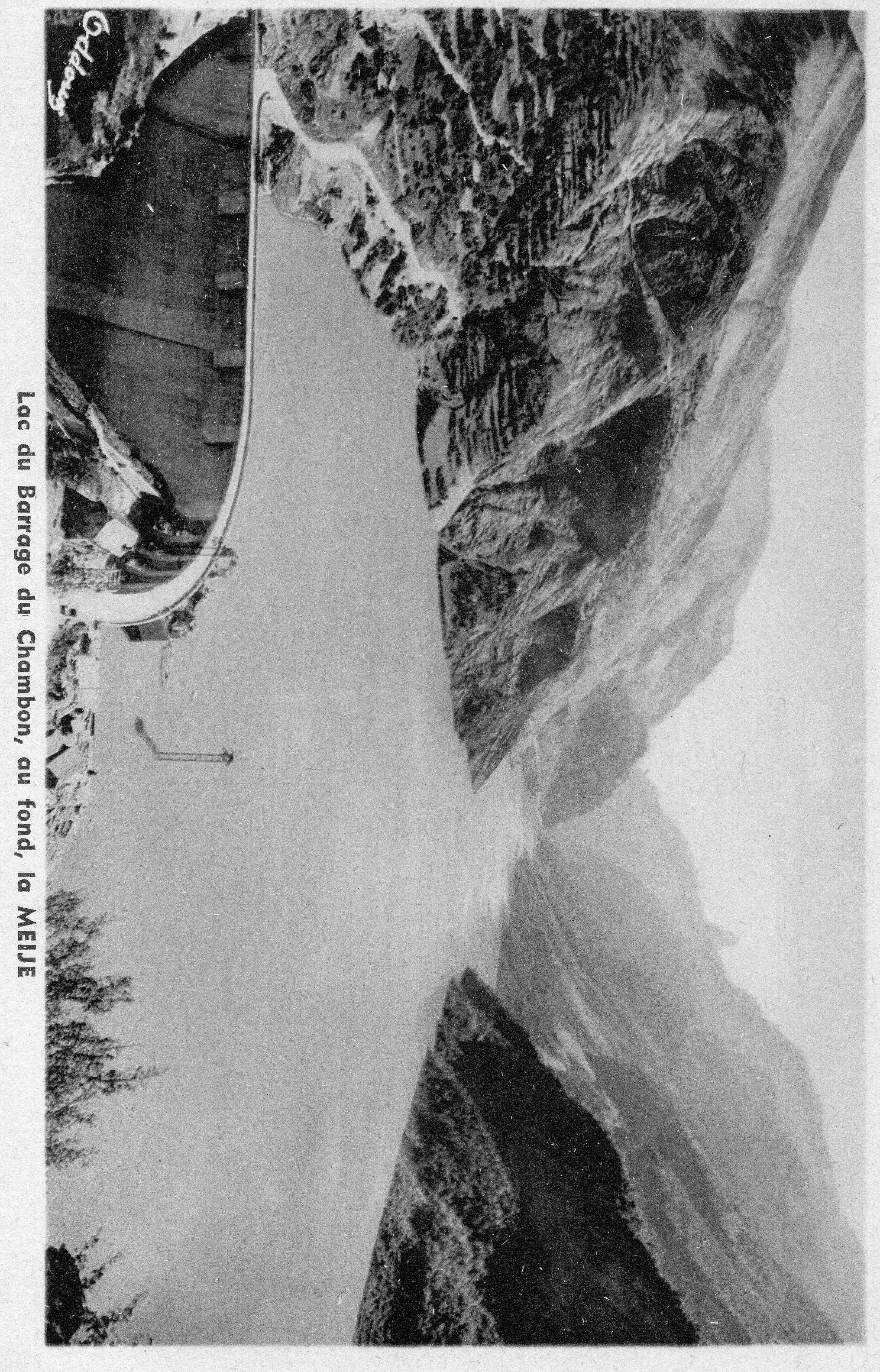 La Meije domine les eaux calmes du lac du Chambon, un paysage naturel majestueux mis en valeur par la présence du lac.