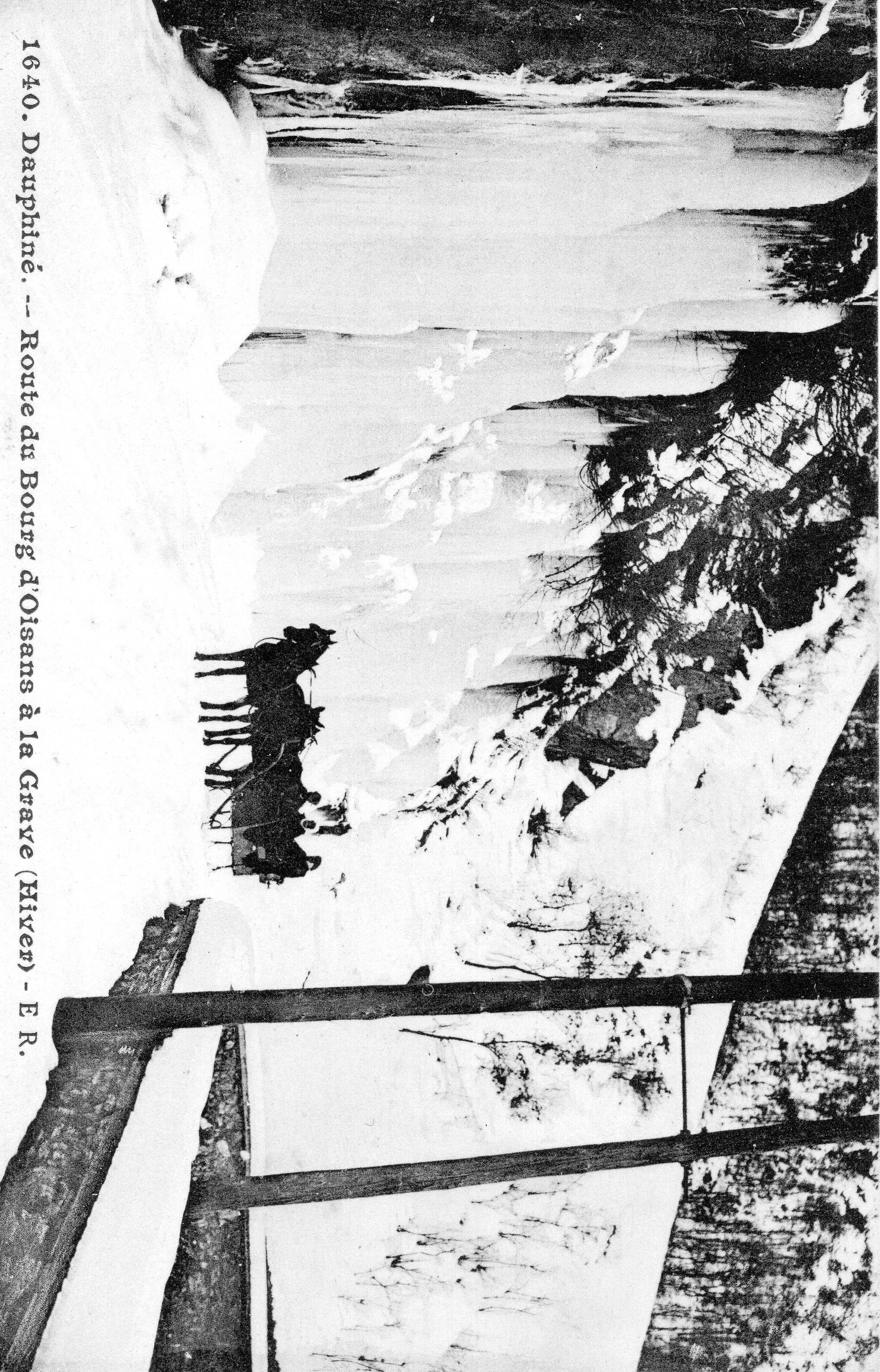 Vers 1910, un traîneau tiré par deux chevaux traverse une route enneigée près de Mizoen, entouré de murs de glace, illus