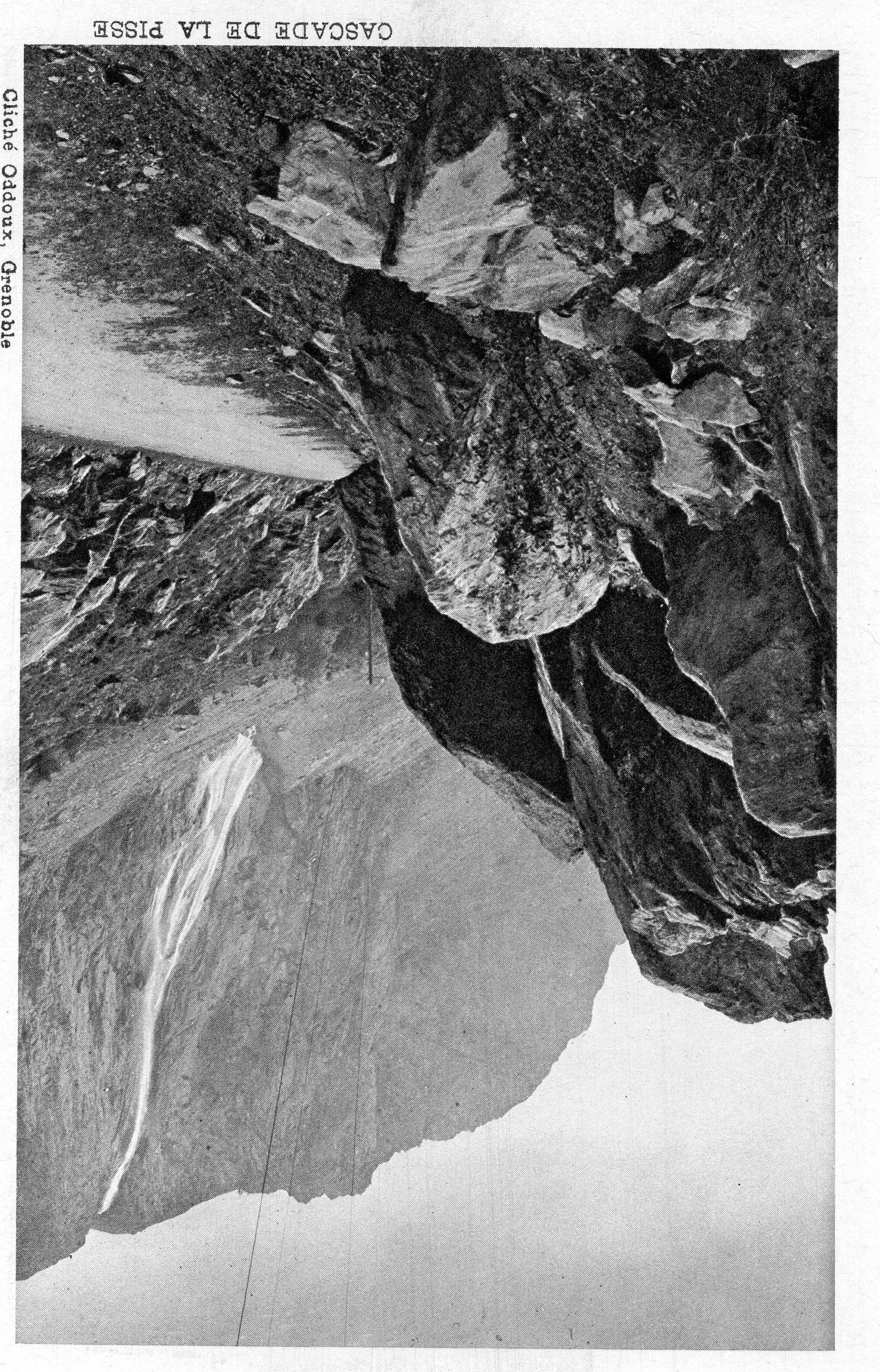 La cascade de la Pisse, avec une route carrossable mais non aménagée et des lignes électriques suspendues, offre un aper