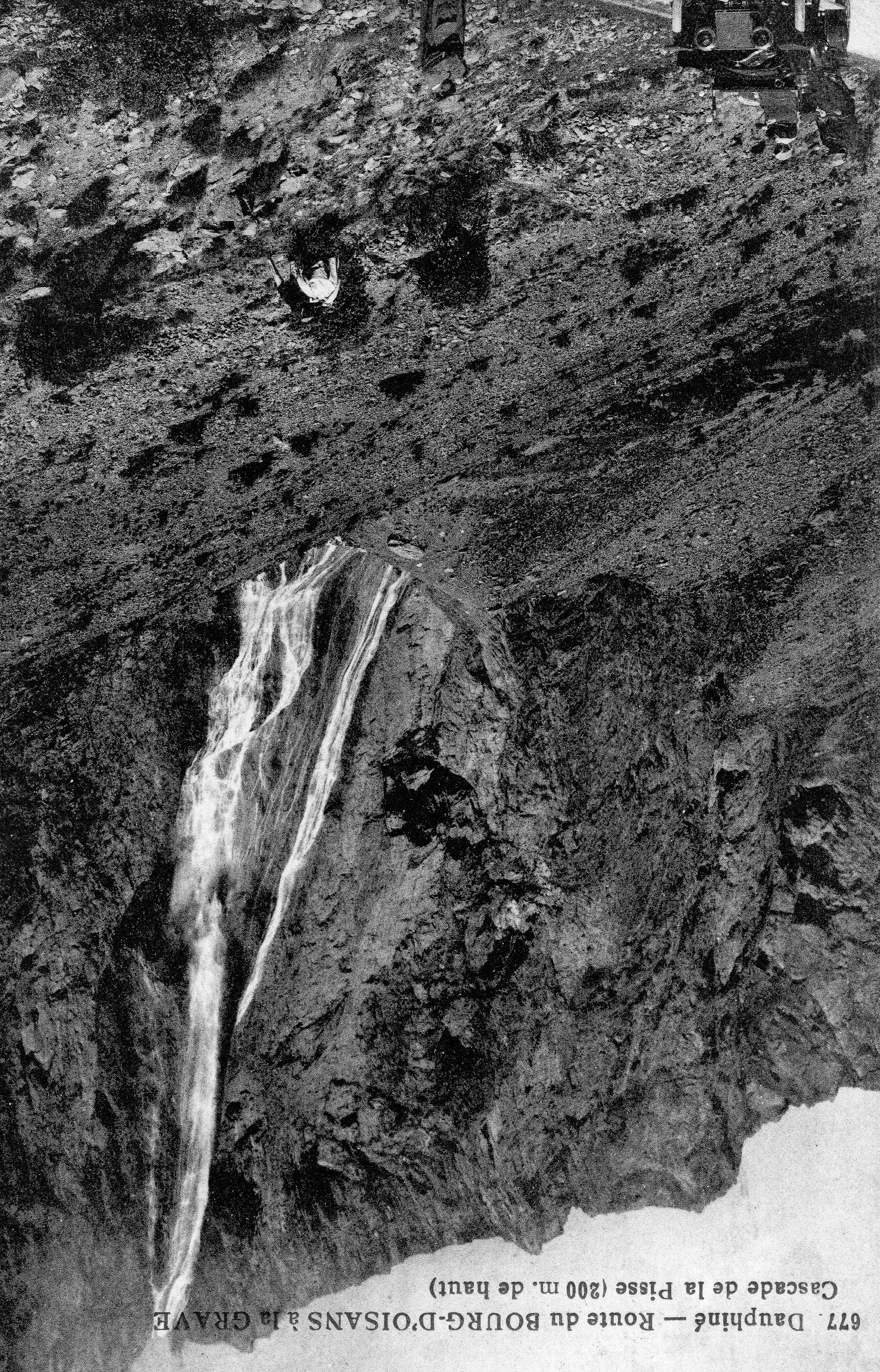 Une photographie montrant une voiture de touristes arrêtée devant la cascade de la Pisse, dans la combe de Malaval, au d