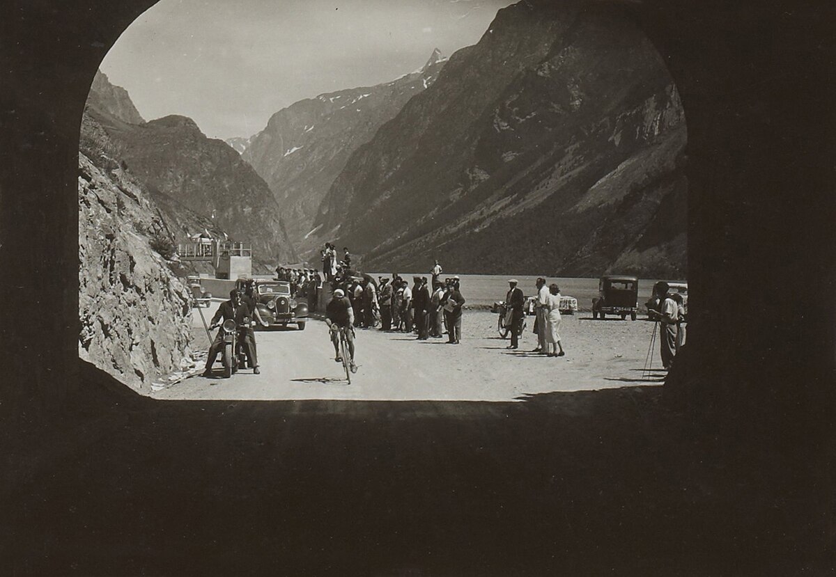 Une étape du Tour de France 1936 passant sur le barrage du Chambon, un an après sa construction, avec la Meije visible a