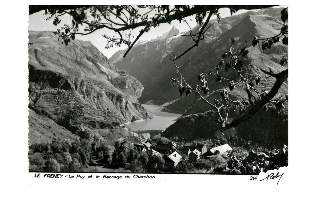 Une carte postale du village du Freney, avec le Puy et le barrage du Chambon en arrière-plan, et Mizoën visible à distan