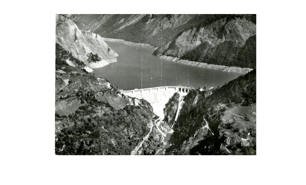 Une carte postale offrant une vue aérienne du barrage et du lac du Chambon dans les Alpes françaises. L'auteur et la dat