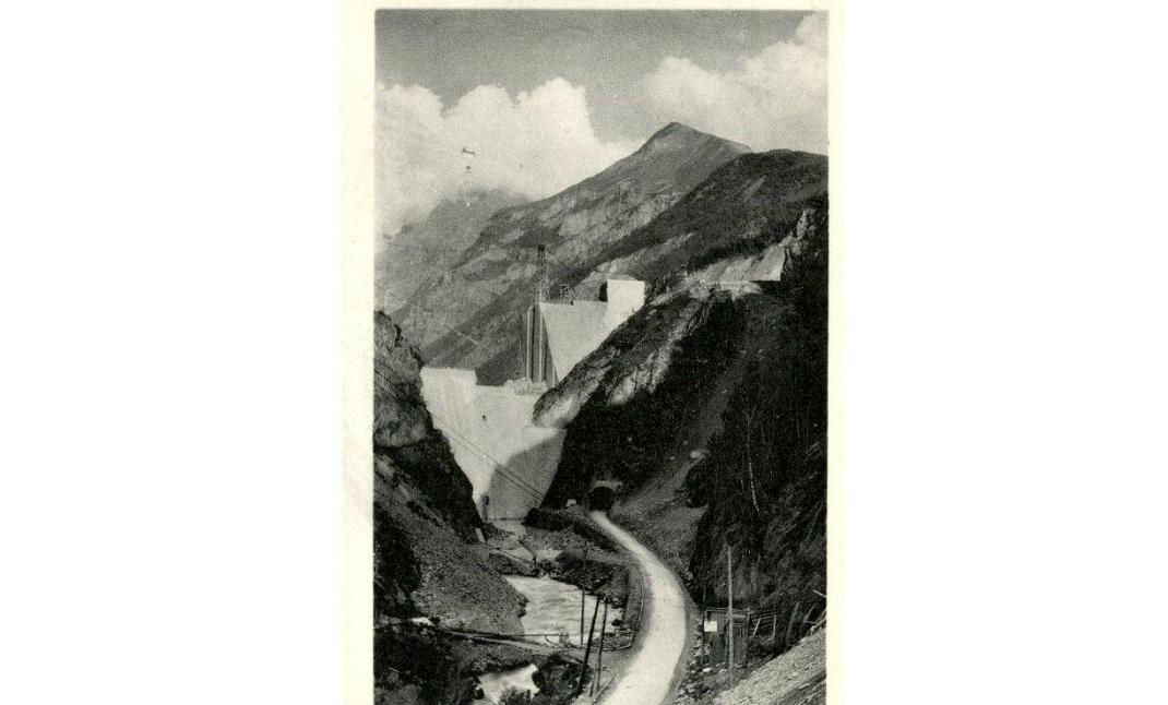 Une carte postale montrant le tunnel et le barrage du Chambon en construction en 1933, vue depuis l'ancienne route le lo