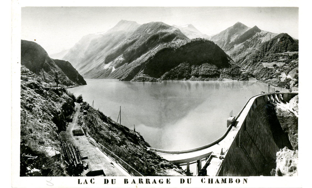 Une carte postale du barrage du Chambon, prise depuis les pentes de Mizoen avec un objectif grand angle. L'auteur et la 