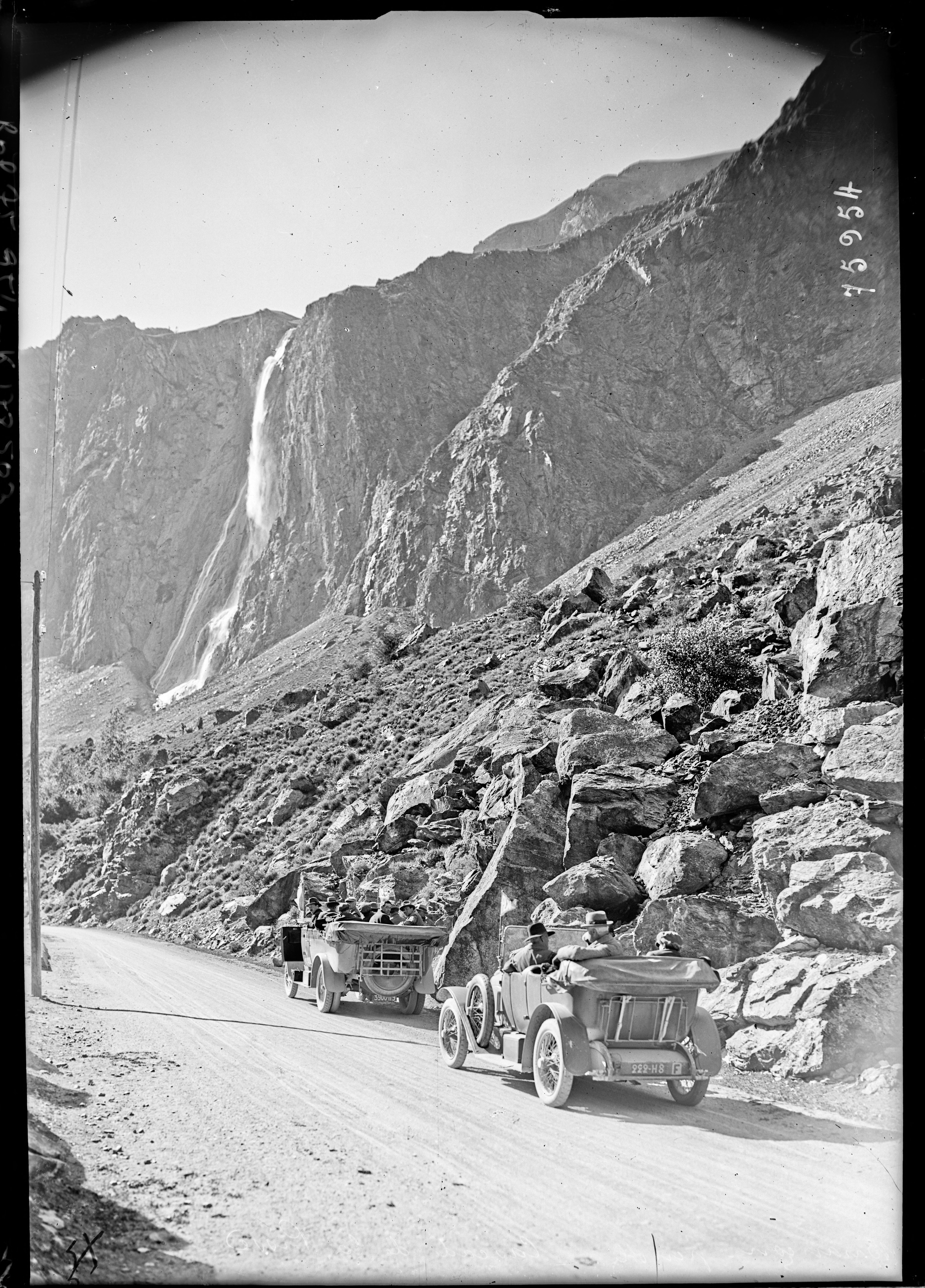 Photographie de presse de 1922 par l'Agence Rol, illustrant la route des Alpes entre Briançon et Grenoble, avec le servi