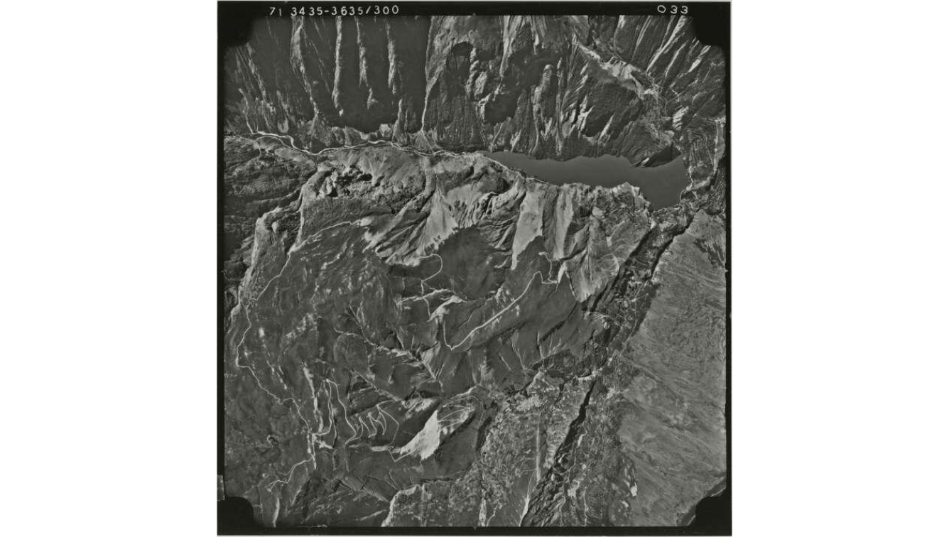 Photographie aérienne de 1971, prise lors d'une campagne de vol sur le massif des Aiguilles d'Arves, montrant le lac du 