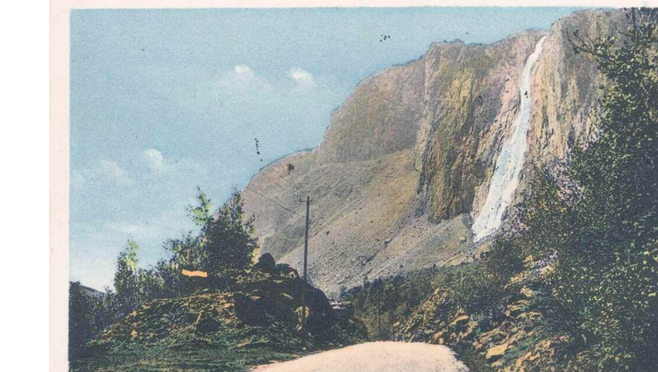 Photographie colorisée de 1931 par A. Hourlier, représentant la cascade de la Pisse depuis la route qui descend du Lauta