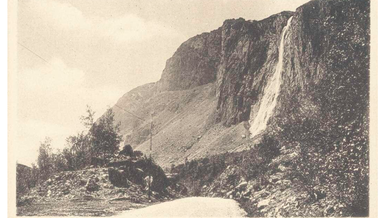 Une photographie non colorisée de la cascade de la Pisse sur la route du Lautaret, prise en 1931 par un auteur inconnu. 