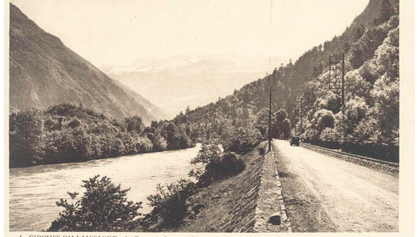 Une vue de la route du Bourg-d'Oisans, avec la Romanche et le massif des Grandes Rousses en arrière-plan, prise au début