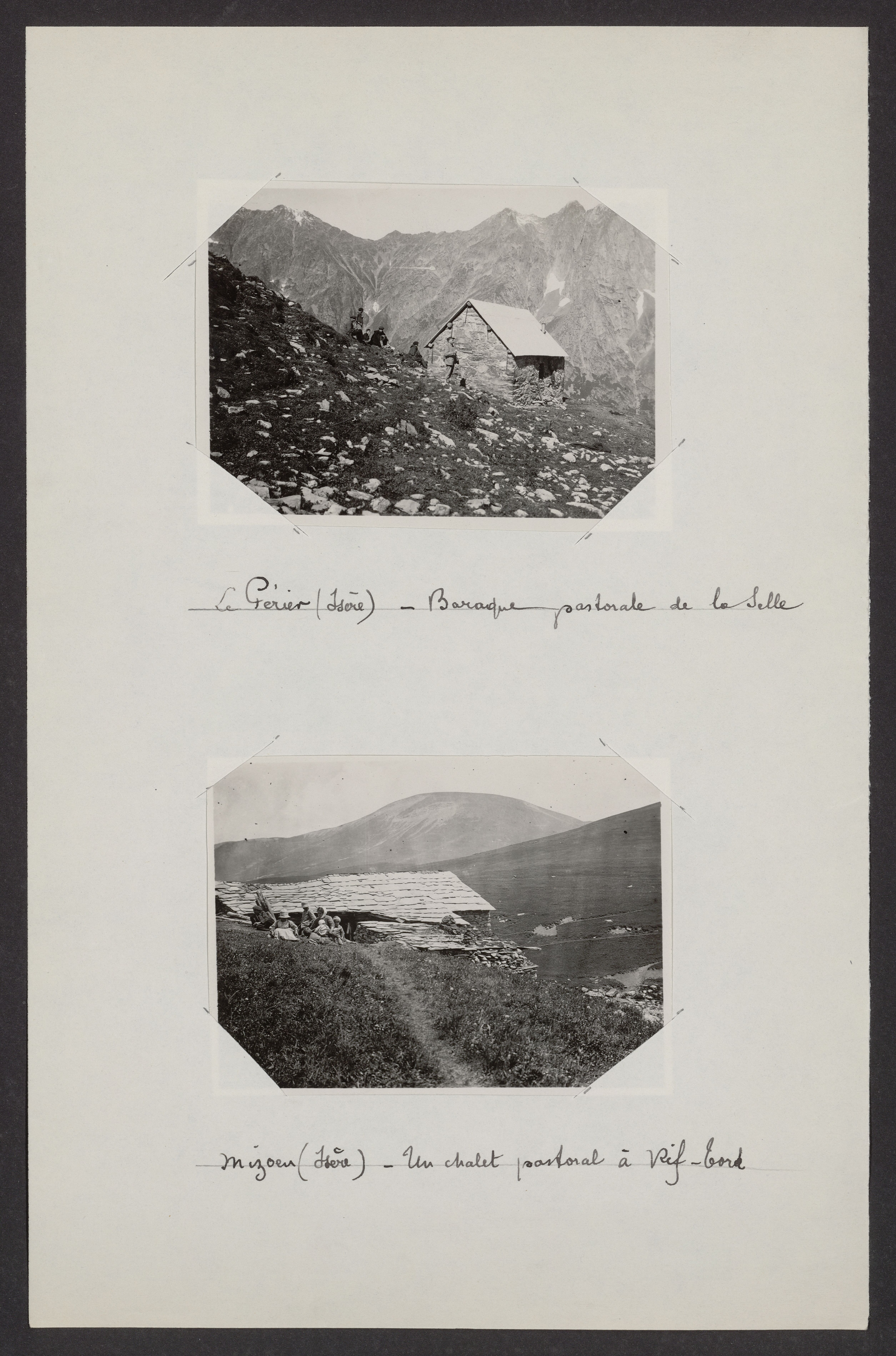 Image de 1921 montrant un chalet pastoral à Rif-Tort (2200m), avec des bouses de vaches séchant sur le toit comme combus