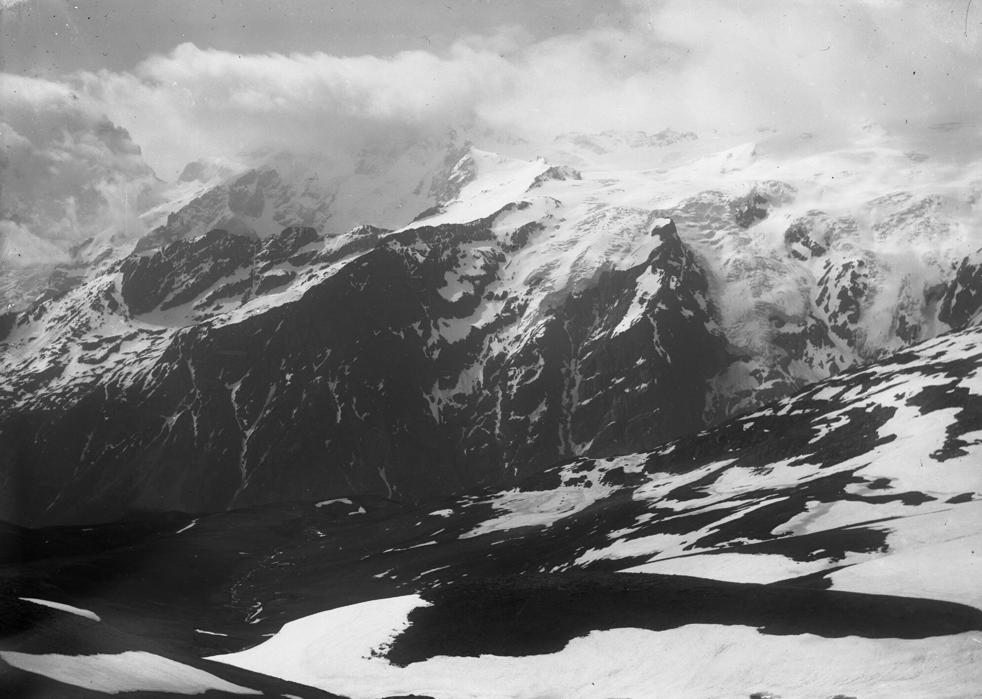 Une vue du plateau d'Emparis, appelé ici Prés de Paris, avec les sommets des Écrins en arrière-plan, dont la Meije caché