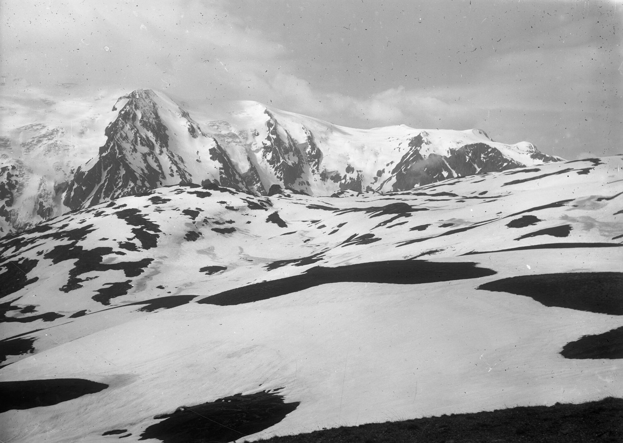 Une vue enneigée du glacier du Mont de Lans depuis le plateau d'Emparis, également appelé Prés de Paris sur cette image.