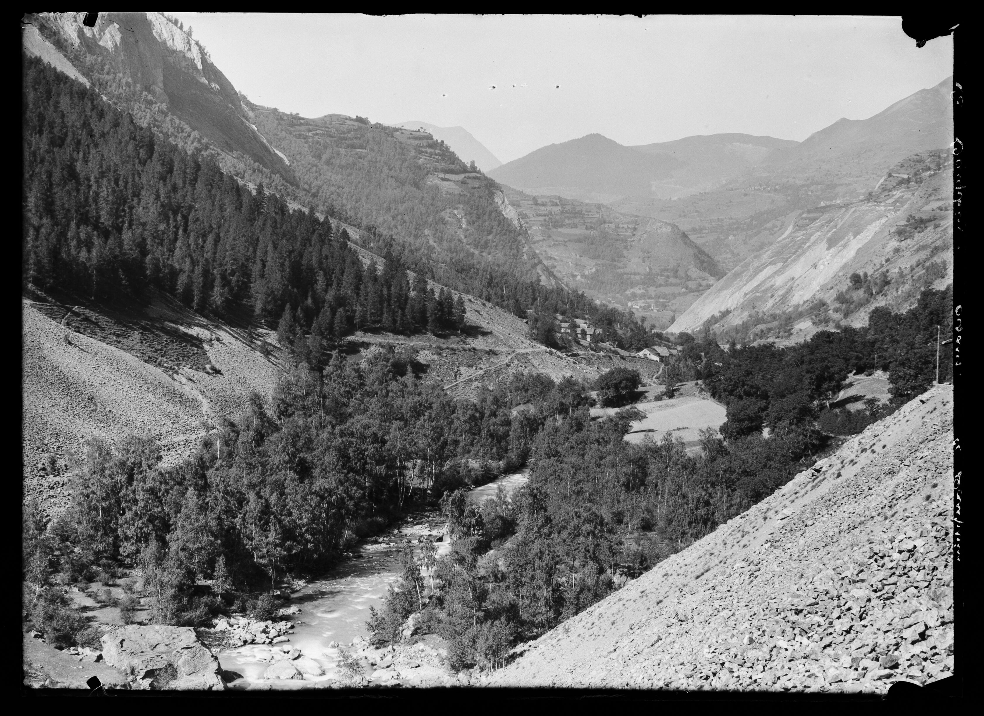 Une vue de la combe de Malaval avant la construction du barrage, avec le village du Dauphin au fond, photographiée par É