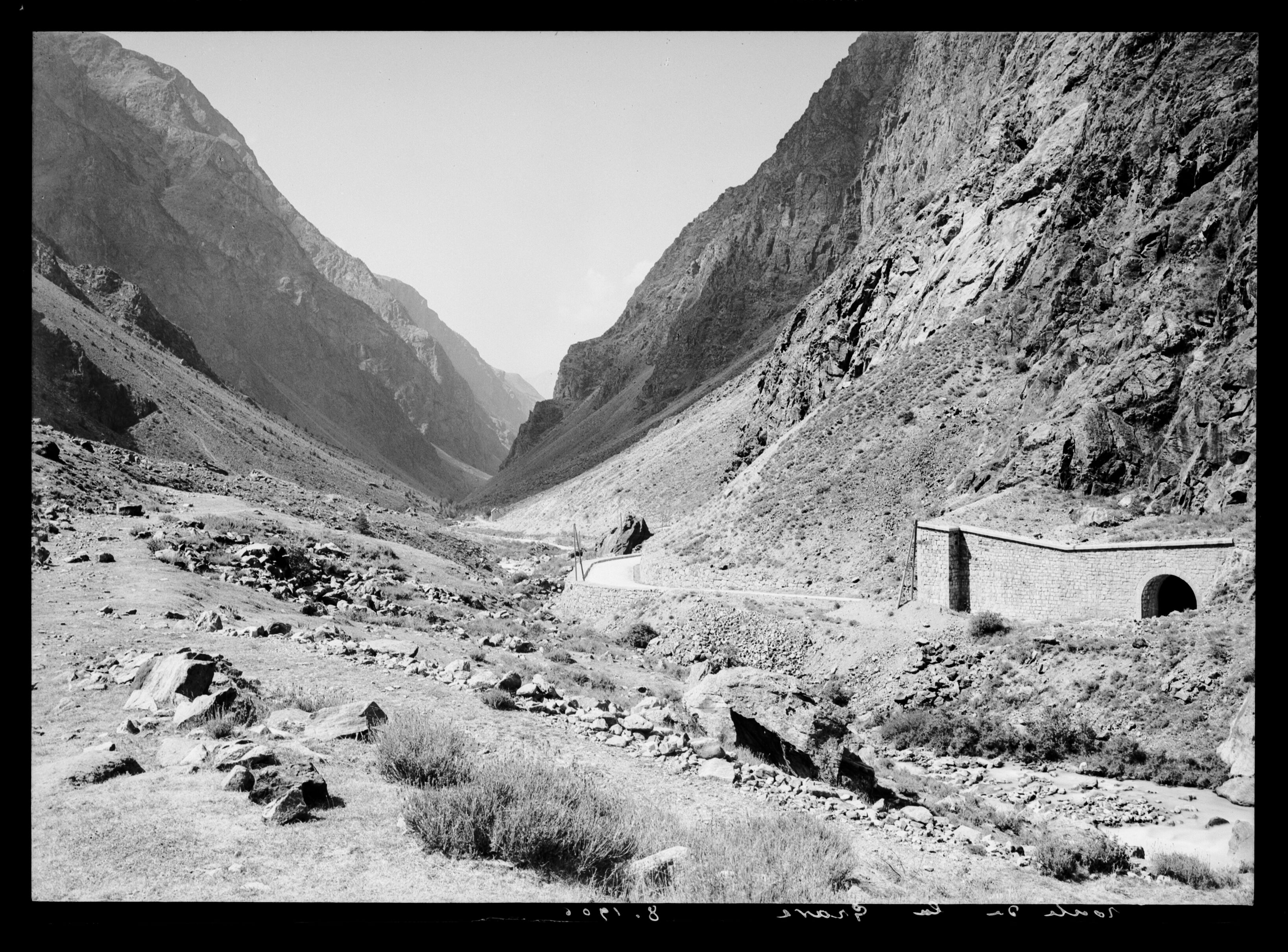 Une vue du tunnel du Dauphin au début du XXe siècle, capturée par Émile Duchemin en 1906.