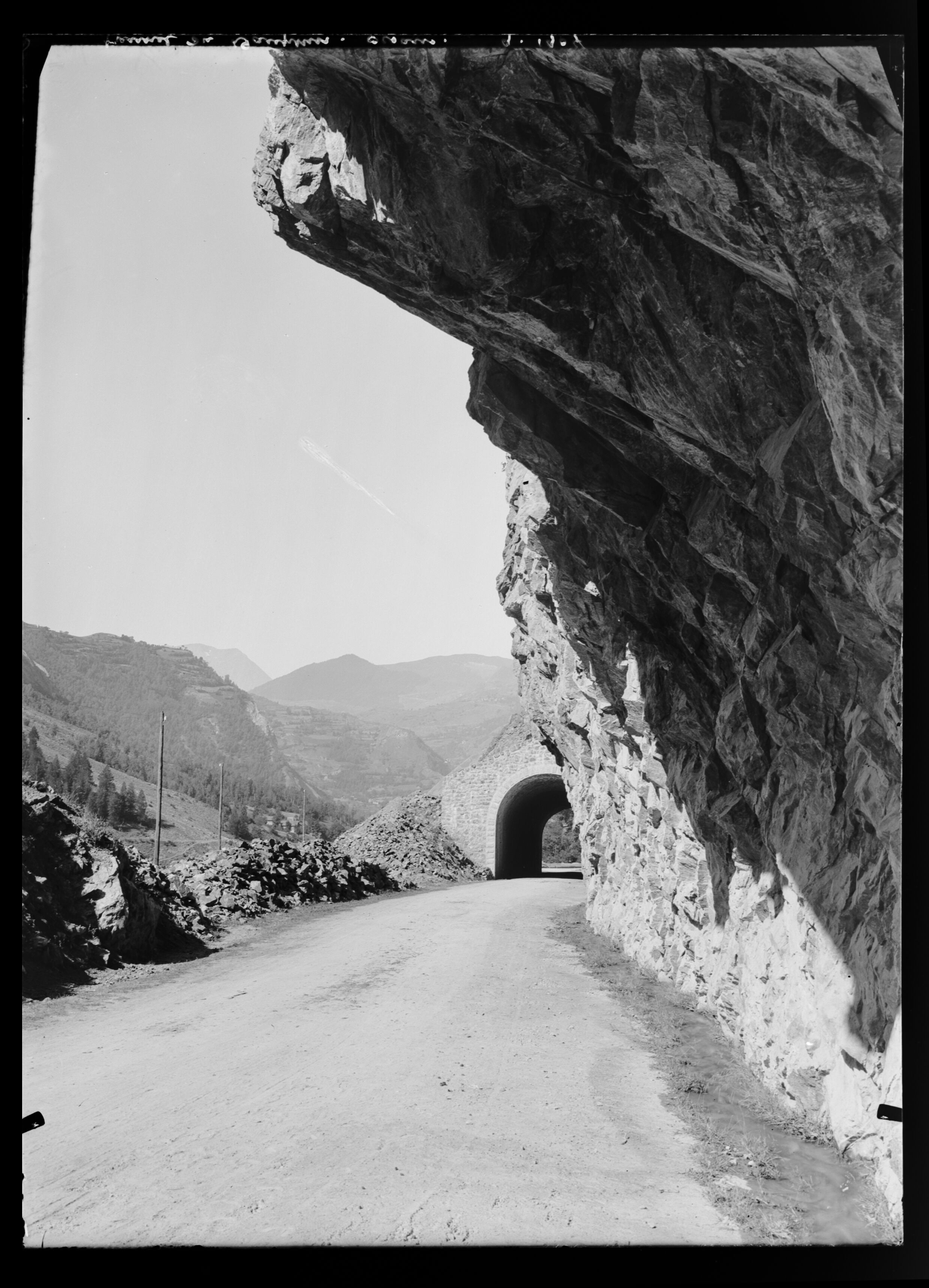Le tunnel du Dauphin en 1906, avec les poteaux des lignes électriques visibles à gauche, photographié par Émile Duchemin