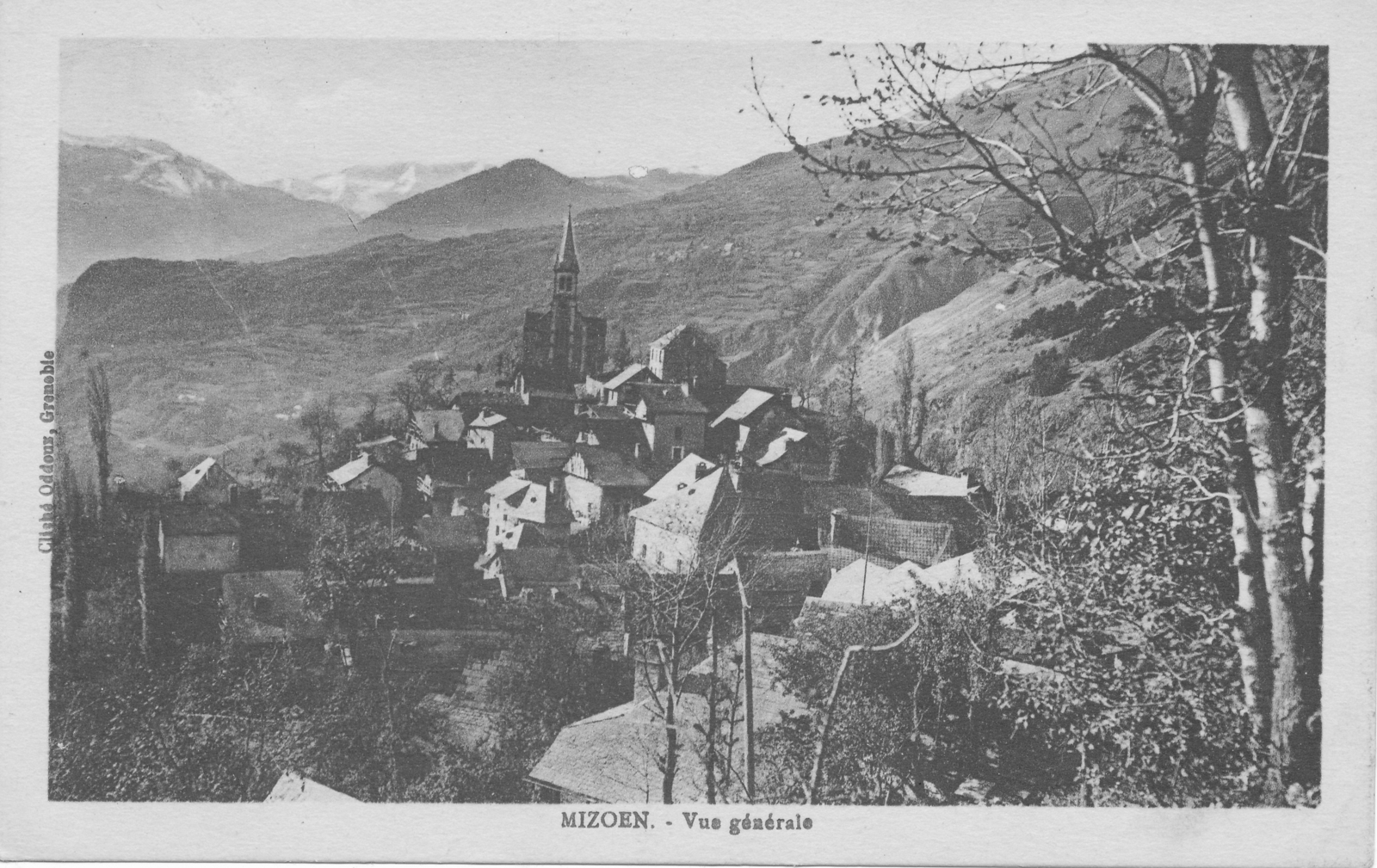 Une vue du village de Mizoën en 1934, centrée autour de son église. Cette image capture l'atmosphère d'un village de mon