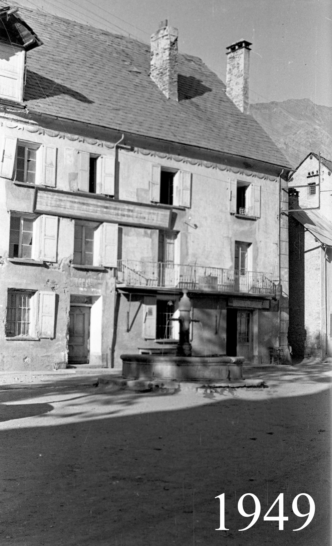 Le Bec de l'Homme et la fontaine pris en 1949. Personne n'est présent sur la photo
