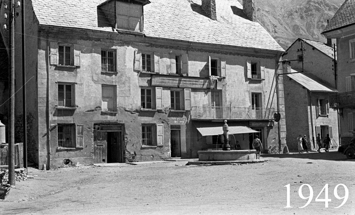 Vue du Bec de l'Homme  pendant l'été 1949. Quelques personnes présentes sur la place.