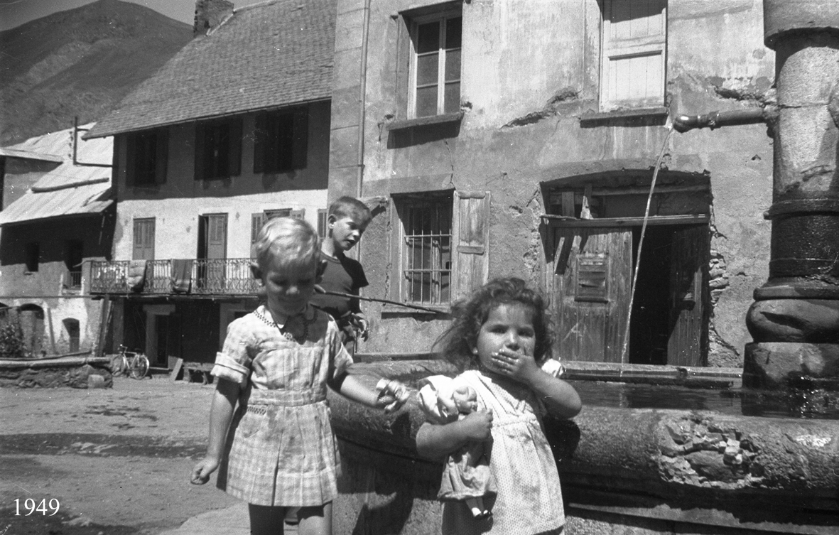 Trois enfants devant fontaine face au Bec de l'Homme